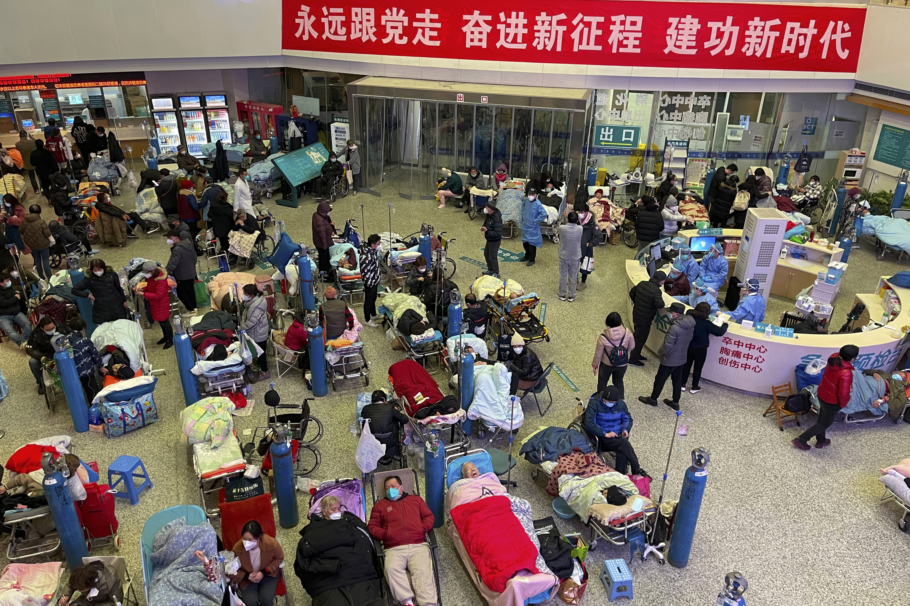 Pacientes colapsan el hall del hospital de Shanghai.