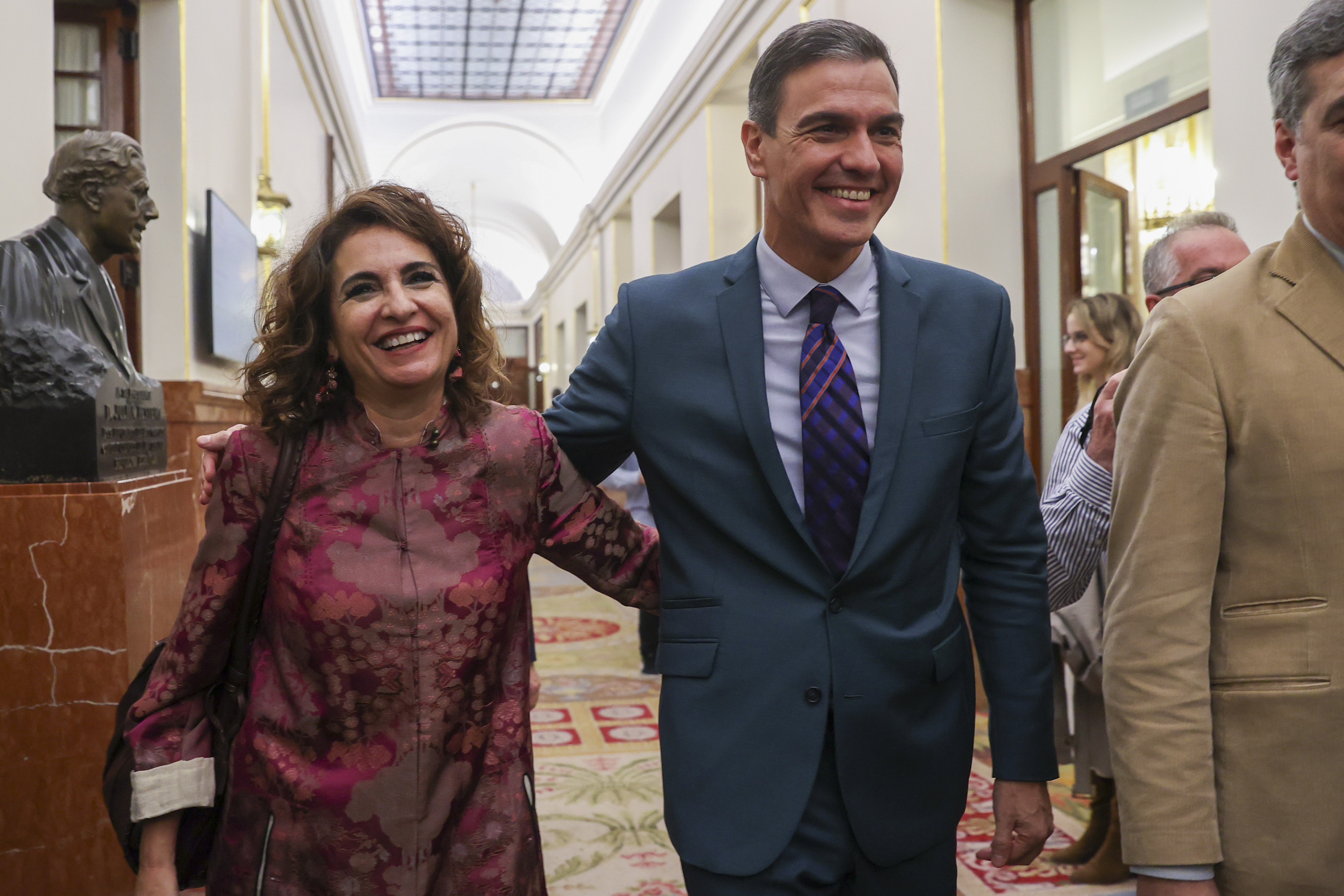 El presidente del Gobierno, Pedro Sánchez junto a la ministra de Hacienda y Función Pública, María Jesús Montero
