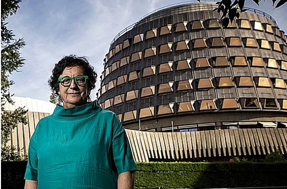 María Luisa Balaguer, frente a la sede del Tribunal Constitucional.