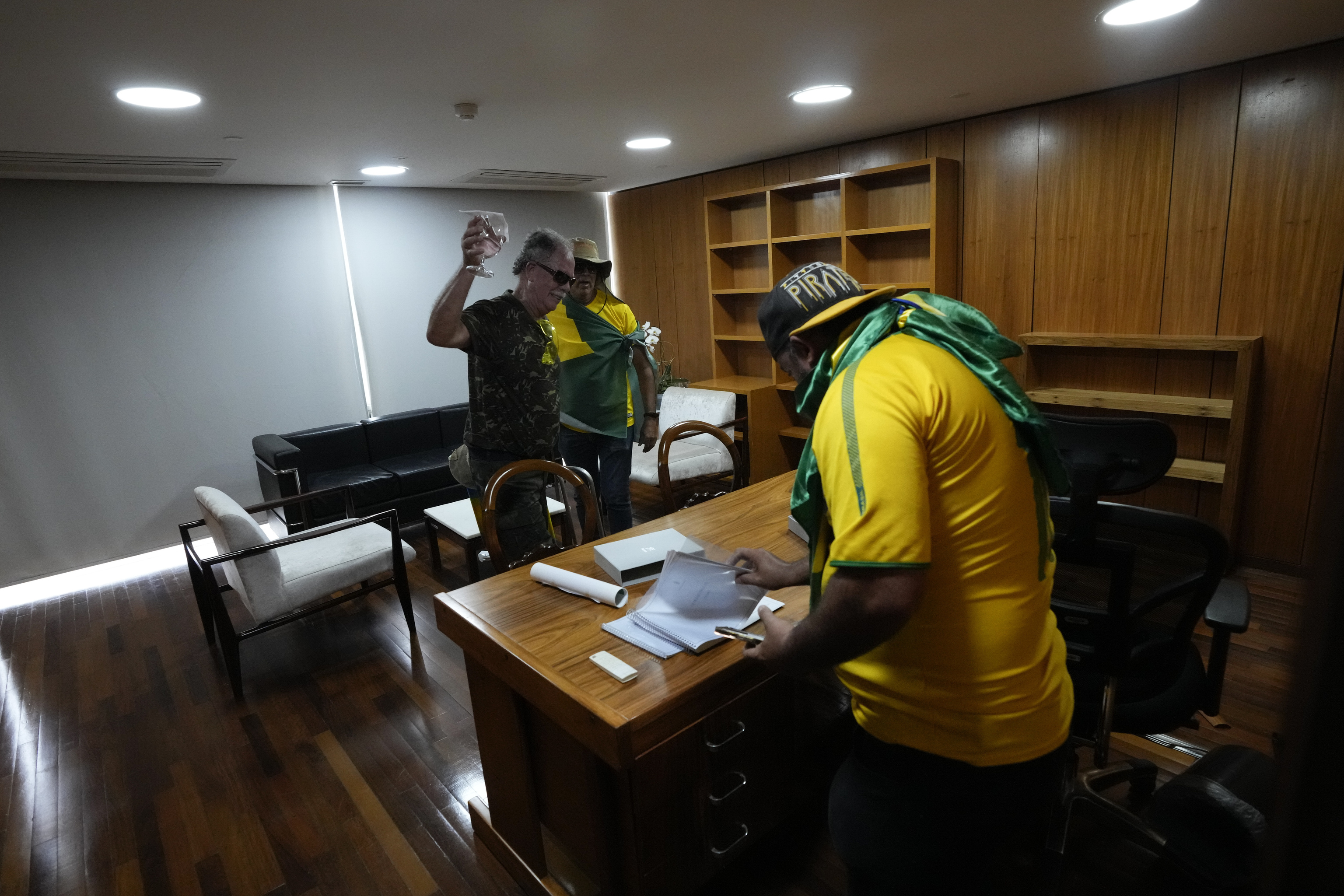 Partidarios de Bolsonaro en el palacio presidencial