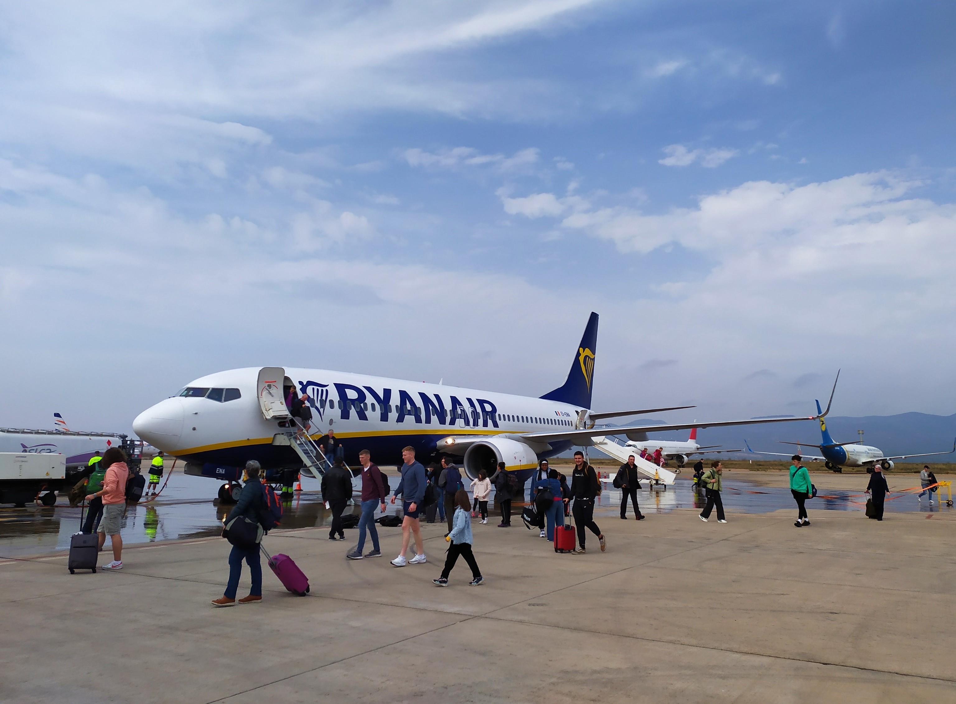 Pasajeros descienden de un avin de Ryanair en el aeropuerto de Castelln.