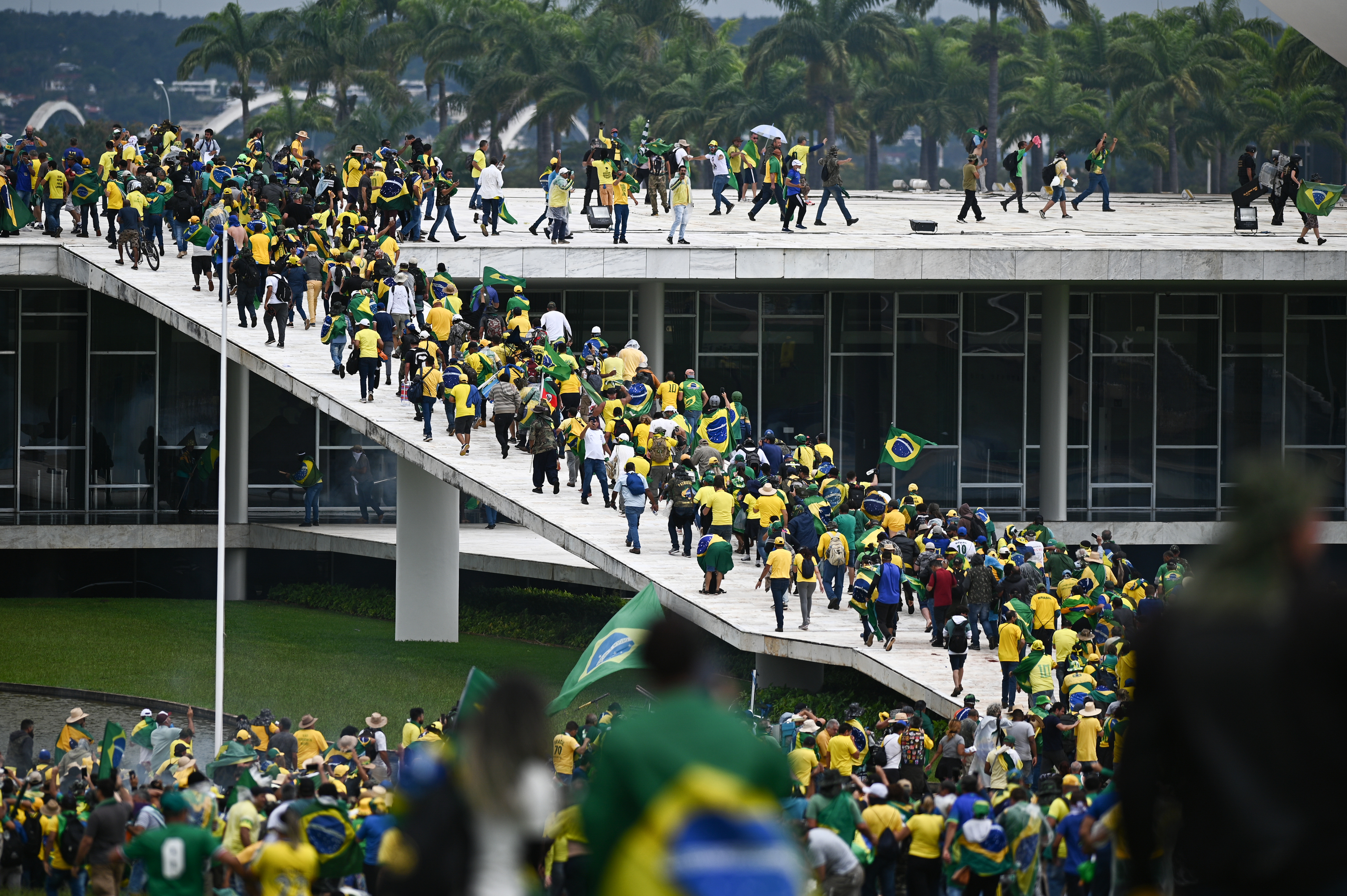 Centenas de seguidores del ex presidente brasileño Jair Bolsonaro, en la sede del Congreso Nacional.