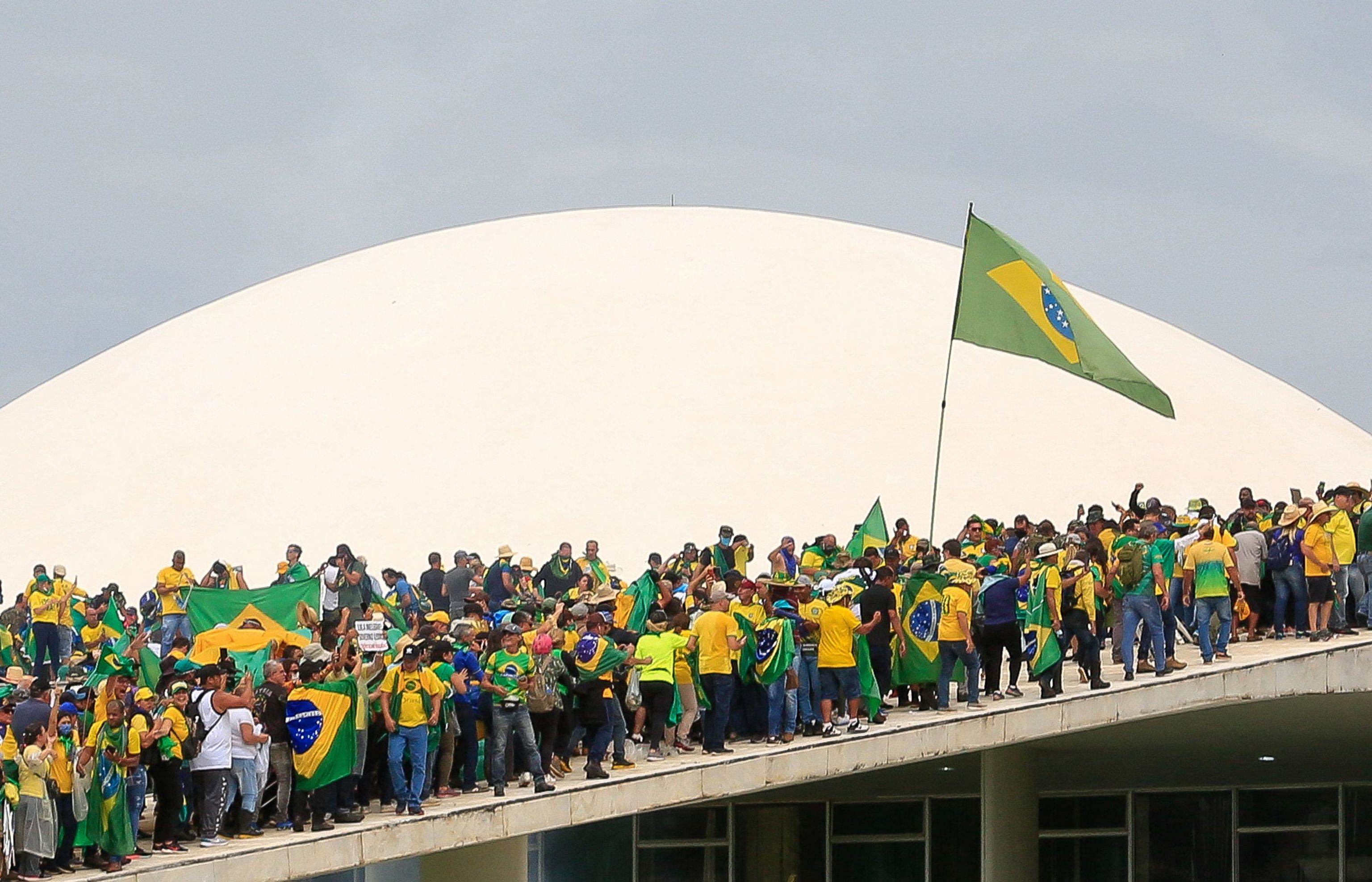 Cientos de seguidores de Bolsonaro invaden el Congreso.