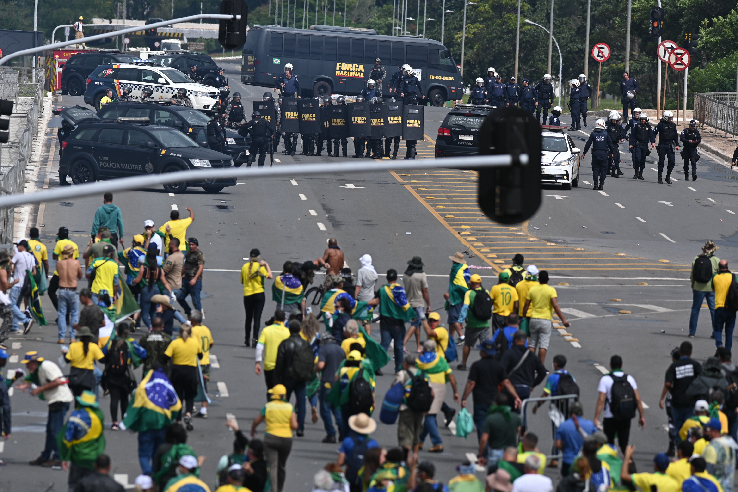 Manifestantes bolsonaristas se enfrentan con la Polica en Brasilia.