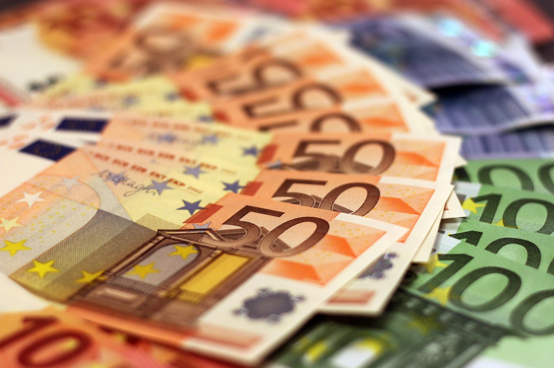 Billetes de euro de diferentes cantidades.