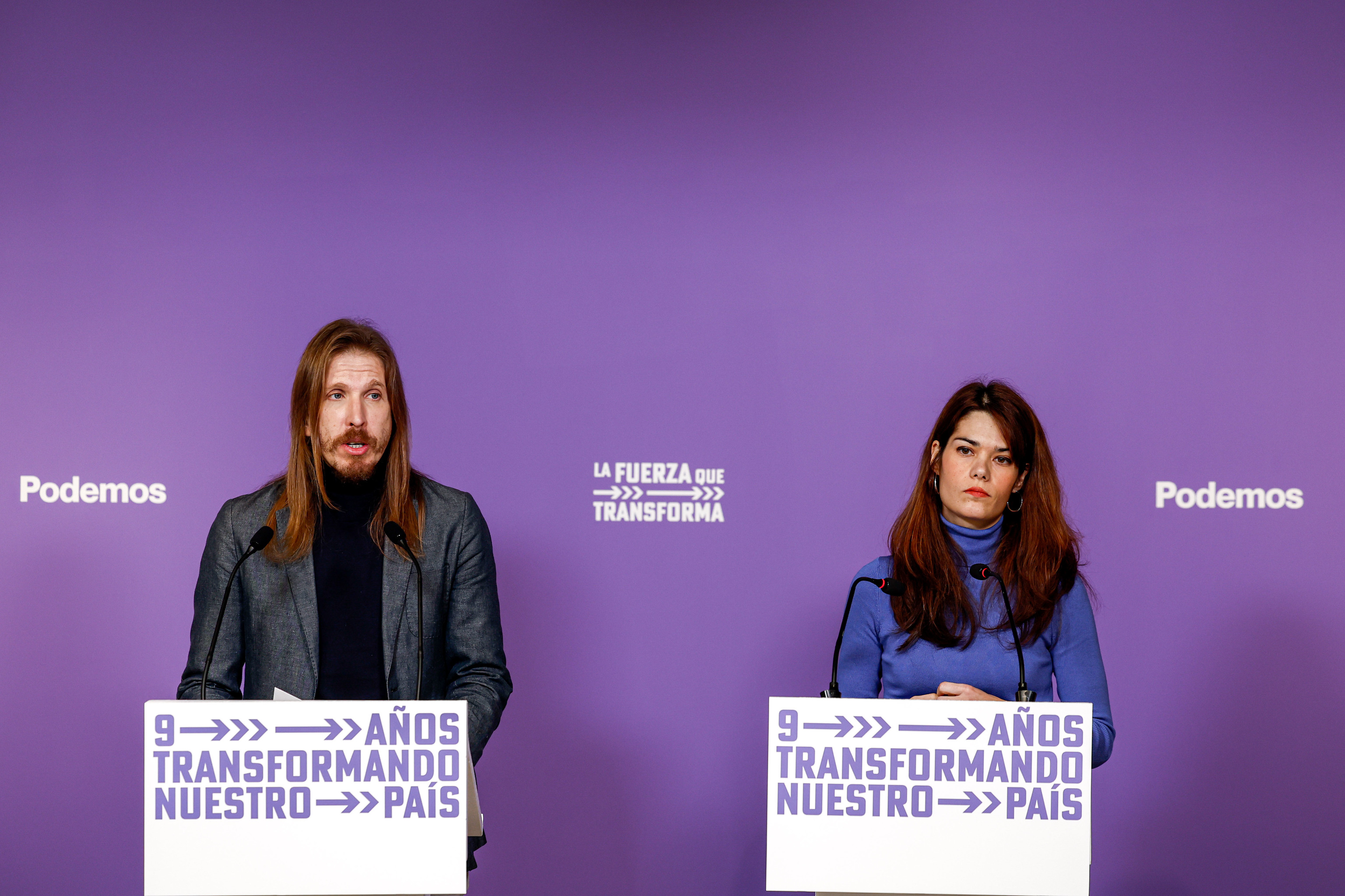 Pablo Fernández e Isa Serra, en rueda de prensa en la sede de Podemos.