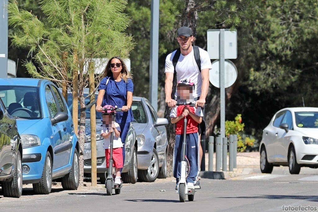 Gareth Bale y su mujer con dos de sus hijos.