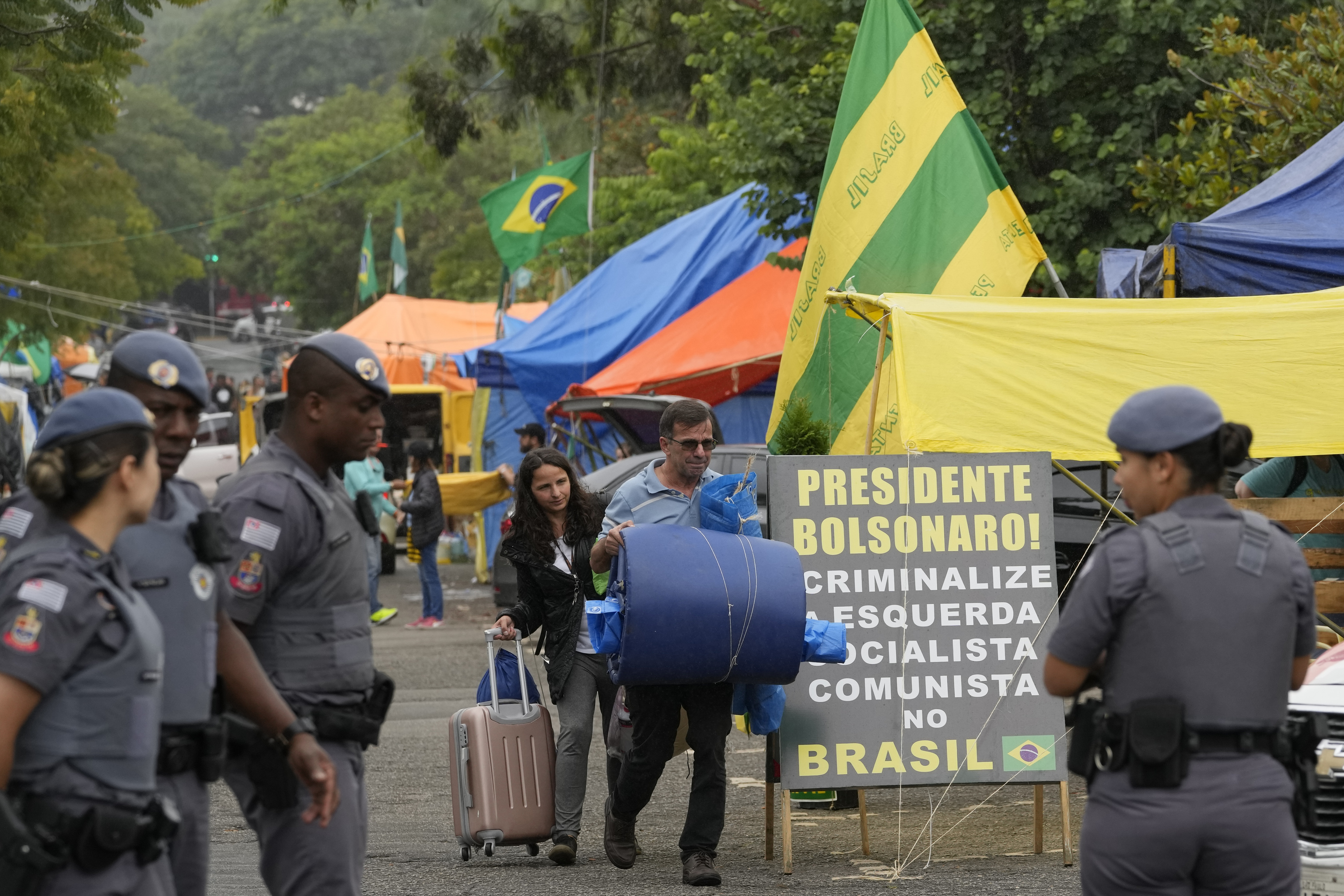 Partidarios de Bolsonaro abandonan su campamento, en Sao Paulo, este lunes.
