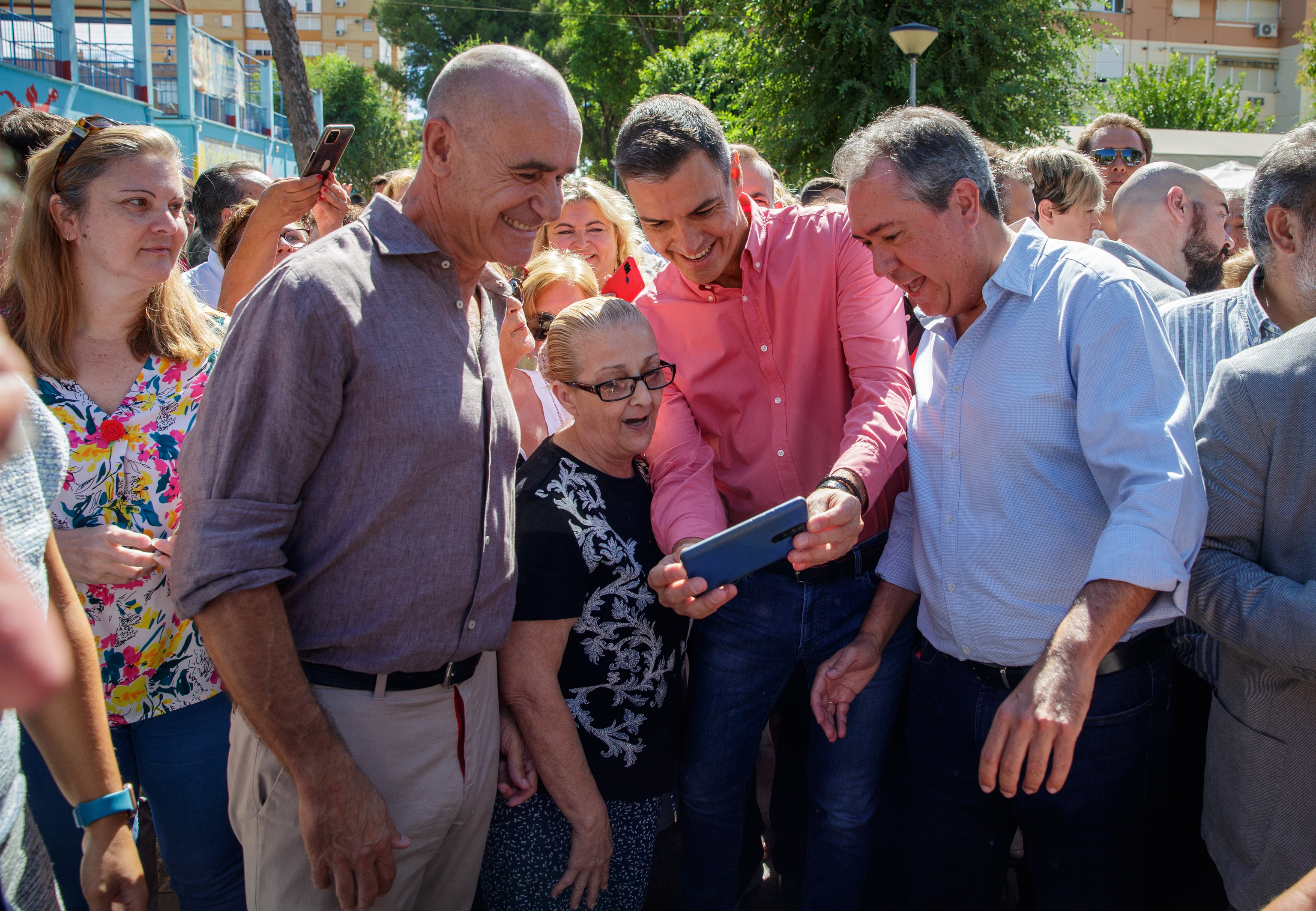 El alcalde de Sevilla, Pedro Snchez y Juan Espadas, con vecinos del barrio de Pino Montano.