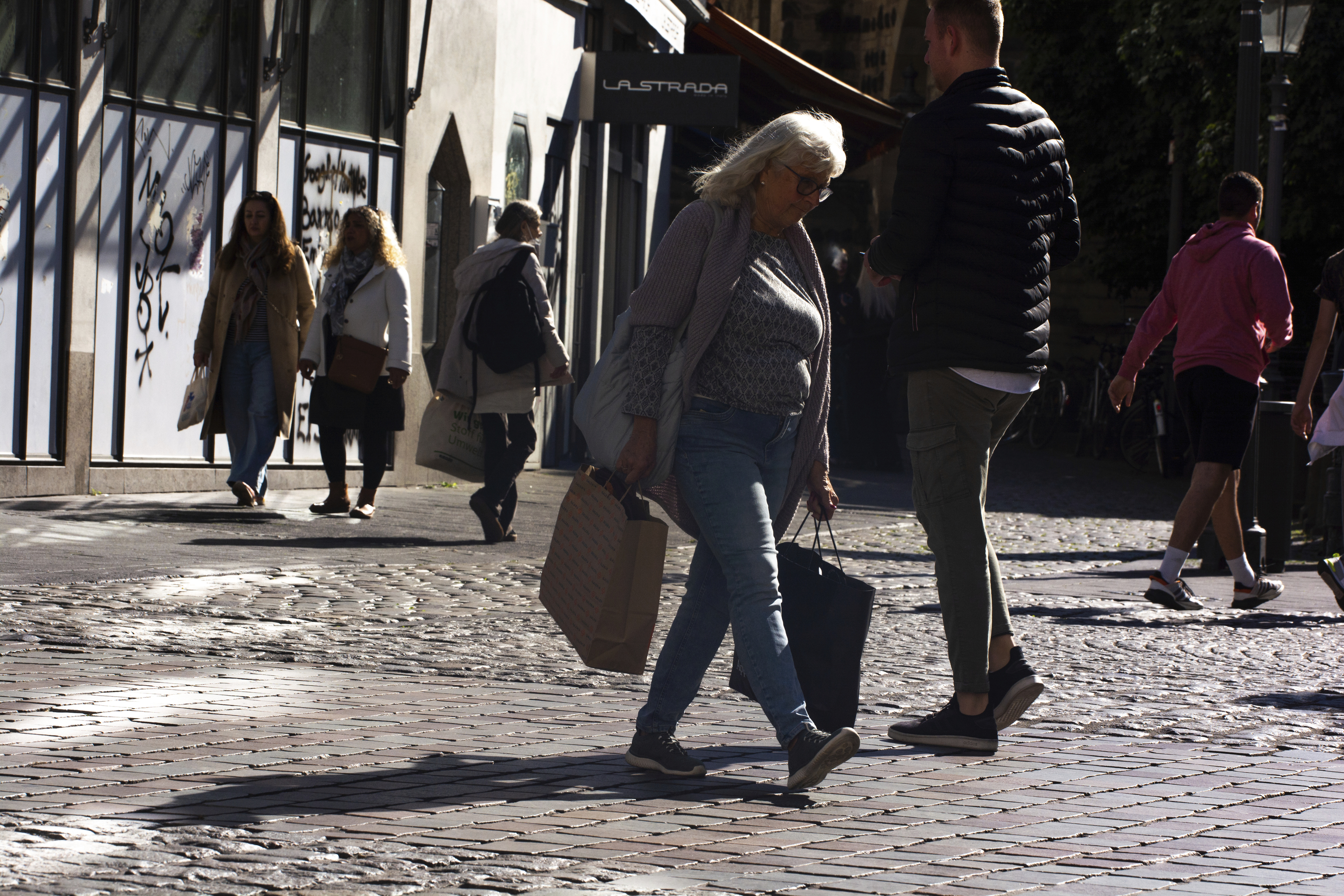 Una mujer lleva una bolsa de la compra, en la ciudad alemana de Bonn.