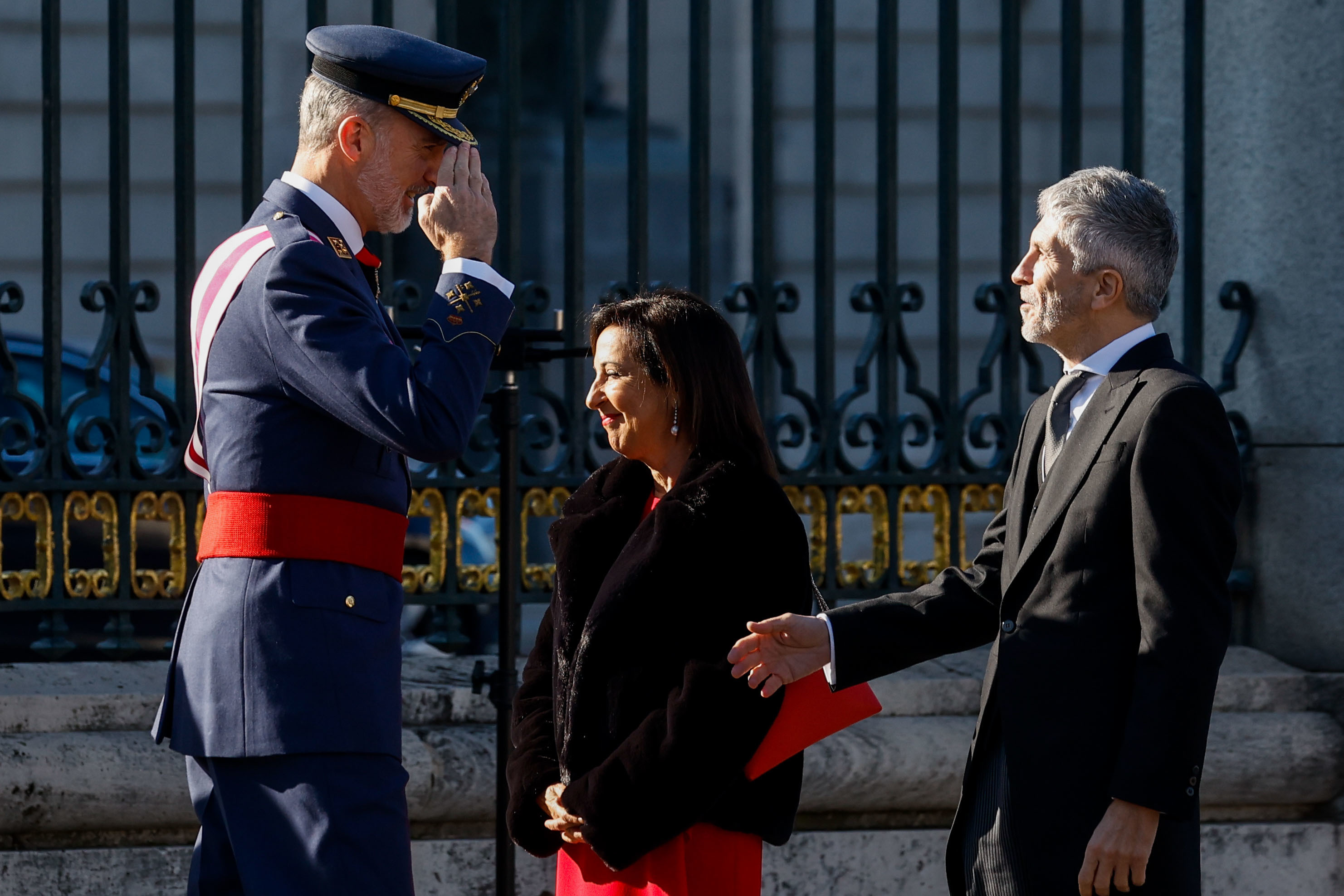 El rey Felipe VI preside la celebracin de la Pascua Militar este viernes en la plaza de la Armera de Madrid, frente al Palacio Real, acompaado por el ministro del Interior, Fernando Grande-Marlaska, y por la ministra de Defensa, Margarita Robles.