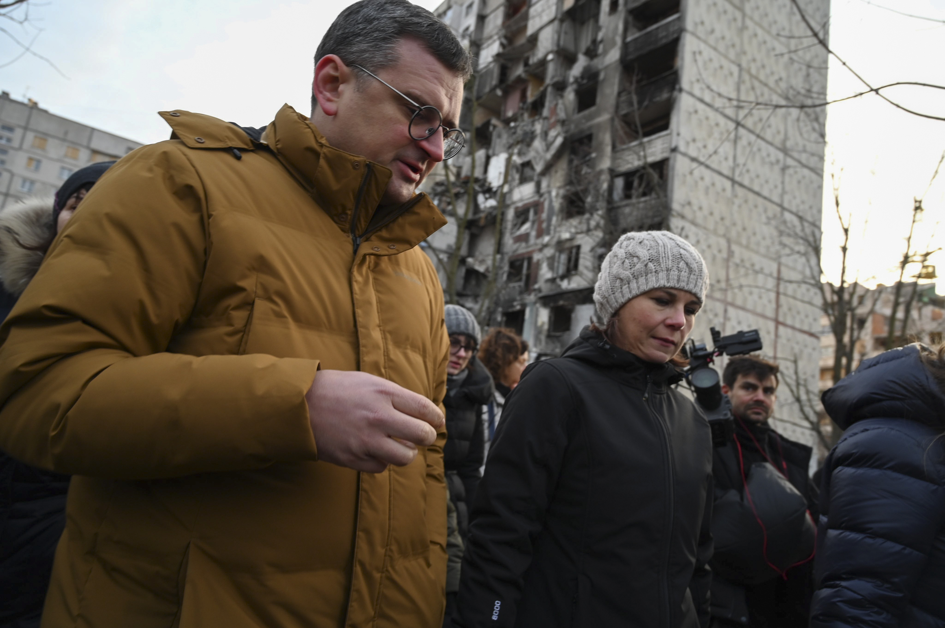 La ministra de Exteriores de Alemania Annalena Baerbock visita Jarkov con su homólogo ucraniano Dmytro Kuleba.