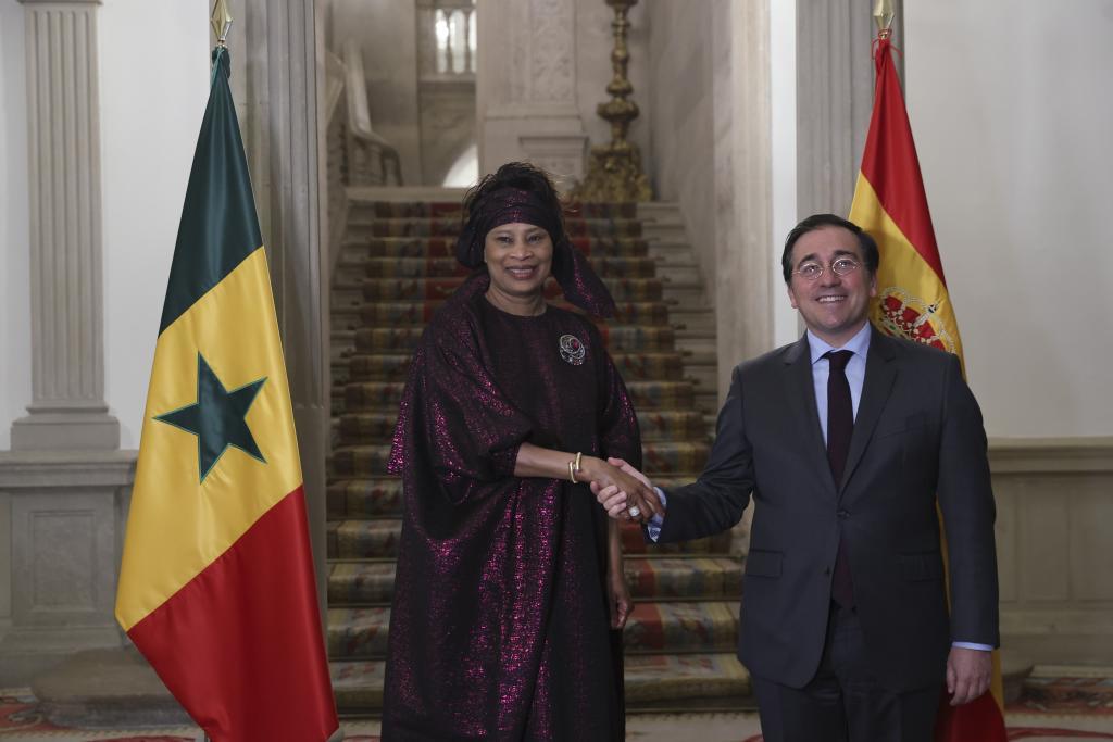 José Manuel Albares, con la ministra de Asuntos Exteriores y de Senegaleses en el Exterior de la República del Senegal, Aïssata Tall Sall, en el Palacio de Viana, en Madrid.