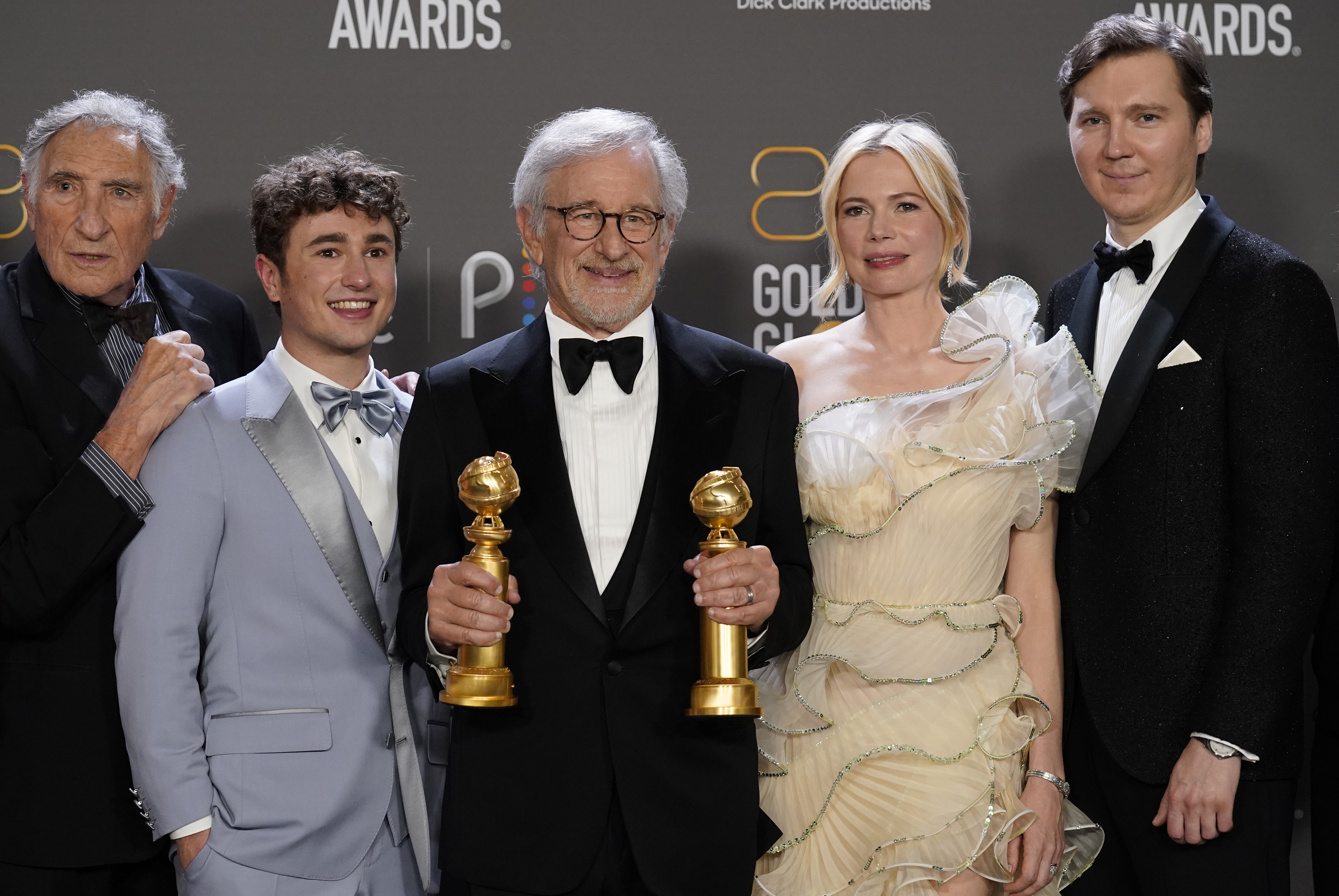 Judd Hirsch, Gabriel LaBelle, Steven Spielberg, Michelle Williams y Paul Dano con los dos Globos de Oro de 'Los Fabelman'.