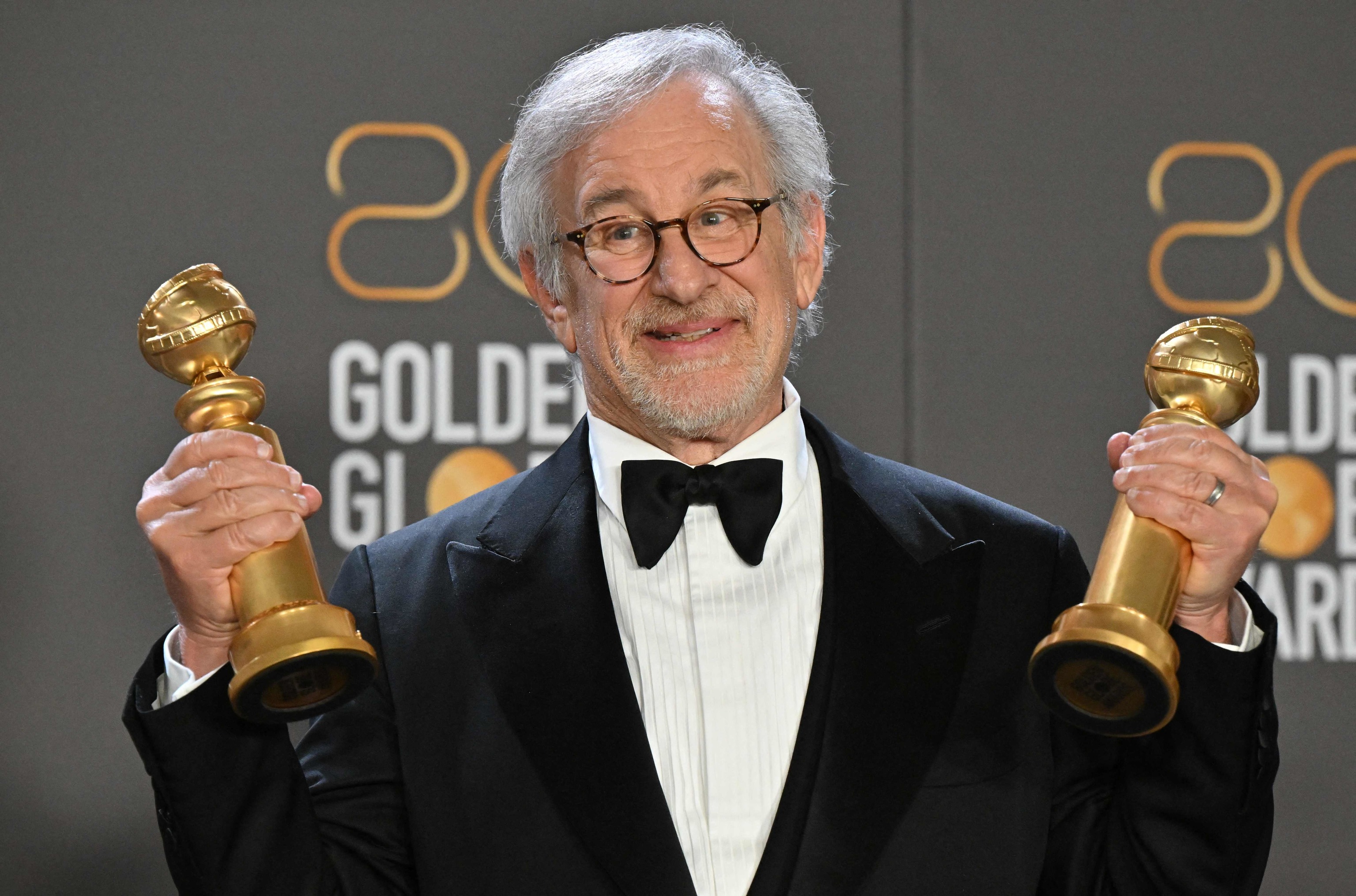 Steven Spielberg posa con sus dos Globos de Oro