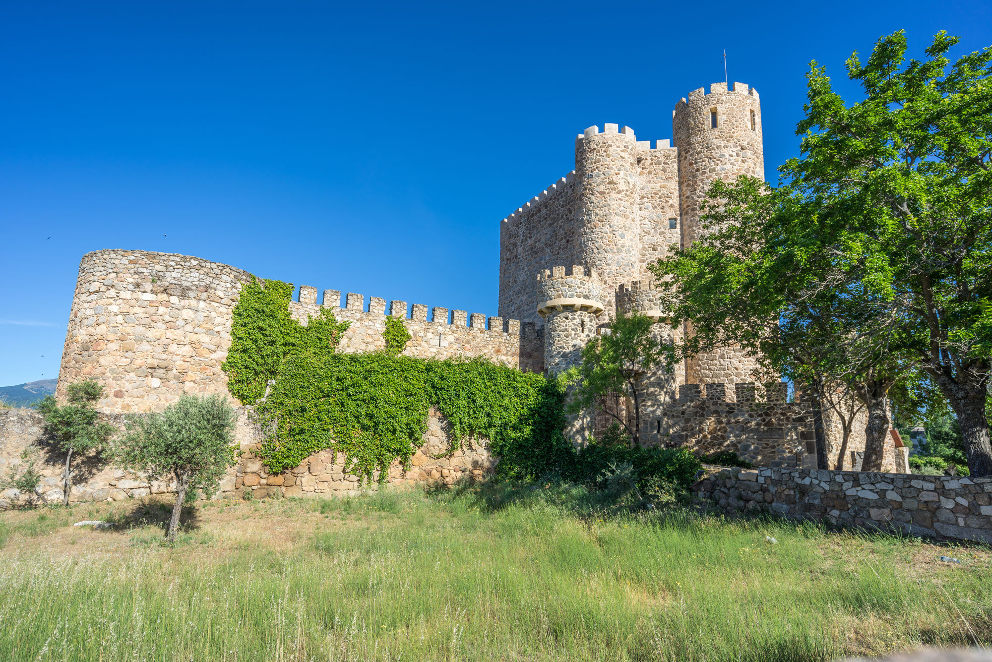 Fachada del castillo de Coracera.