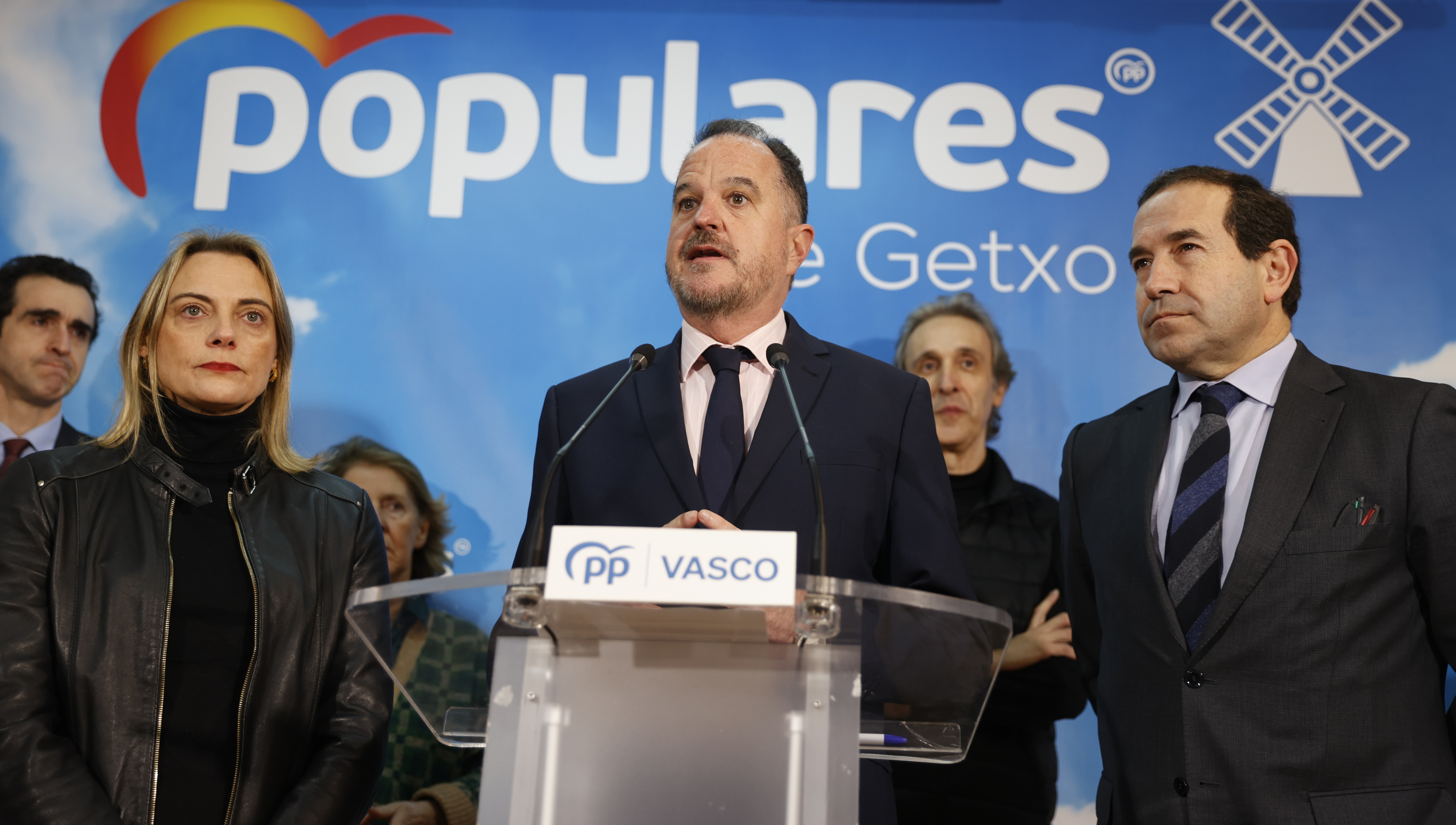 El presidente del PP vasco Carlos Iturgaiz junto a los dirigentes vizcanos Raquel Gonzlez y Eduardo Andrade.