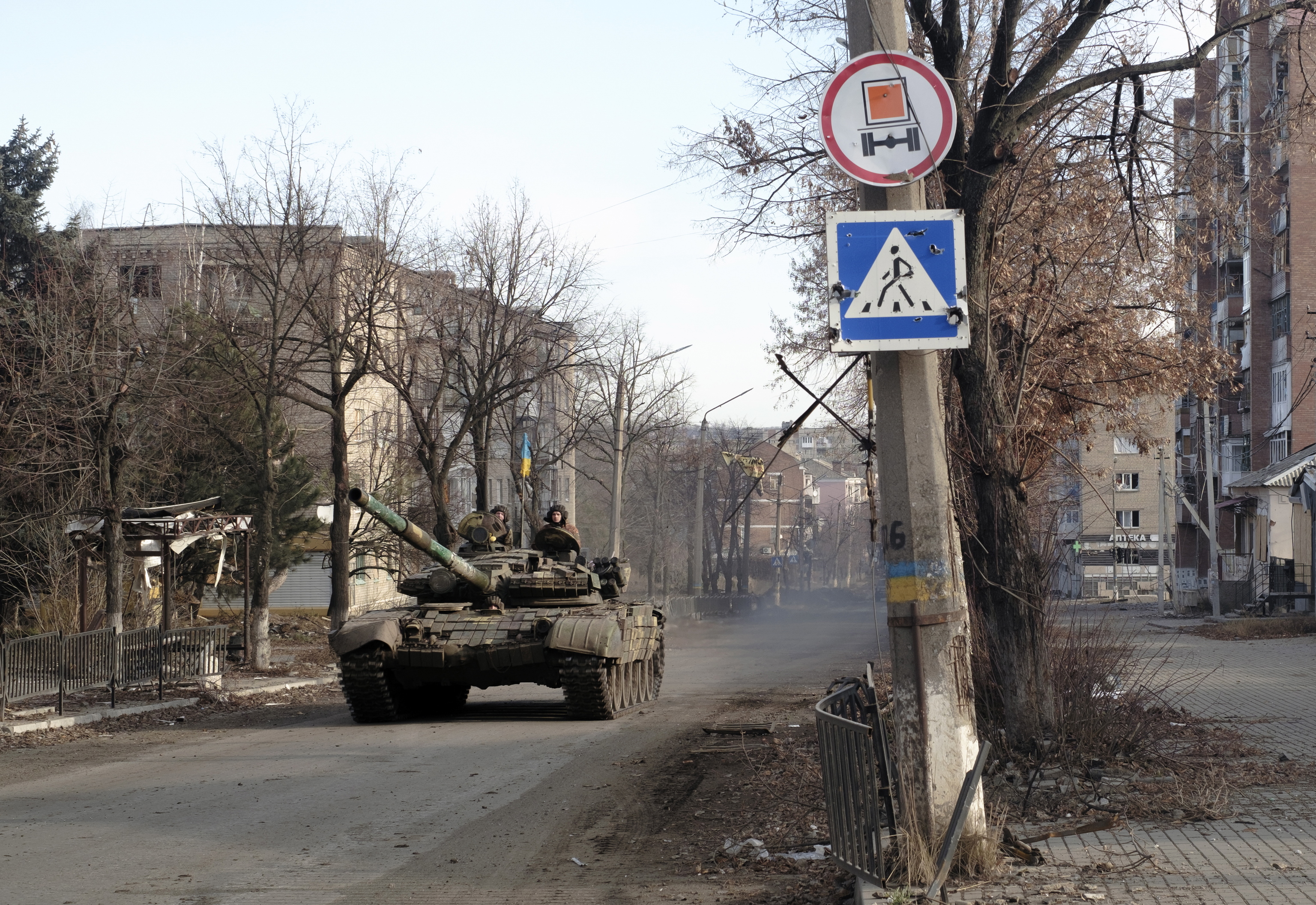 Fuerzas ucranianas conducen un tanque por una calle de Bajmut.