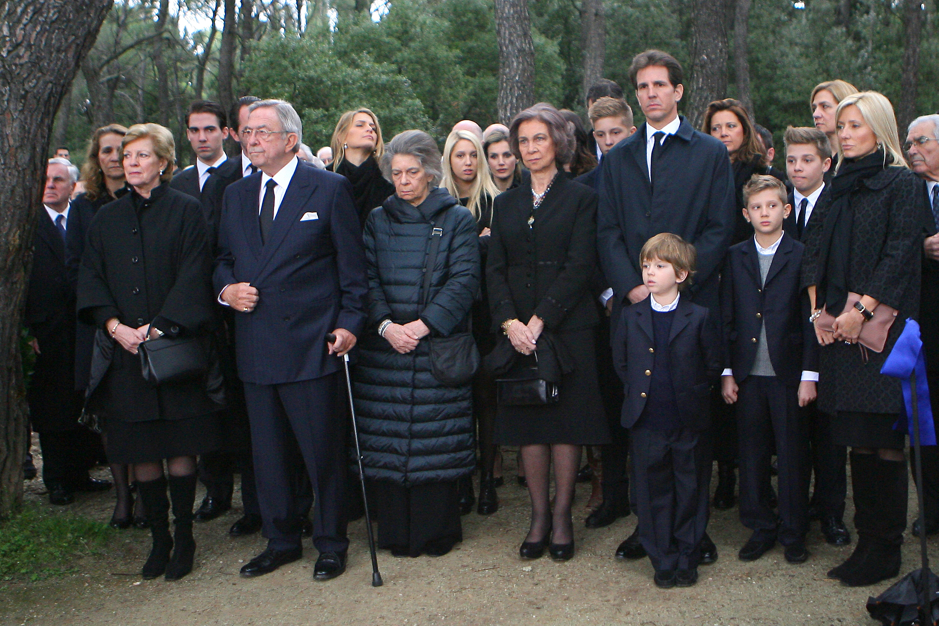 Letizia junto la Reina Sofa, las Infantas y la familia griega en un acto en el 50 aniversario de la muerte del rey Federico  en Tatoi en 2014.