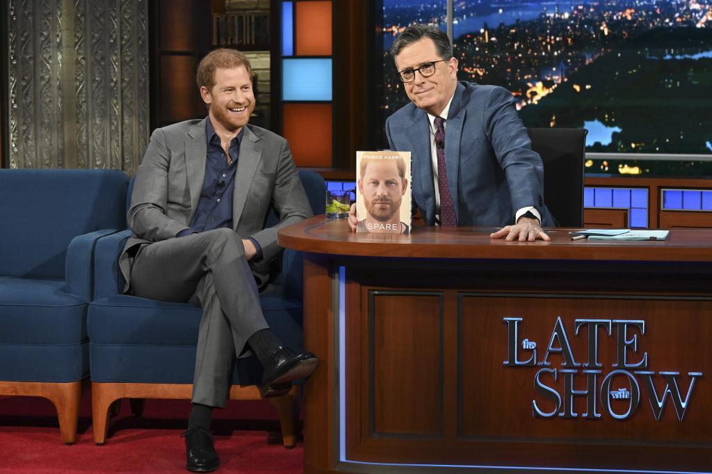 El prncipe Harry, junto a Stephen Colbert, en su programa de televisin.