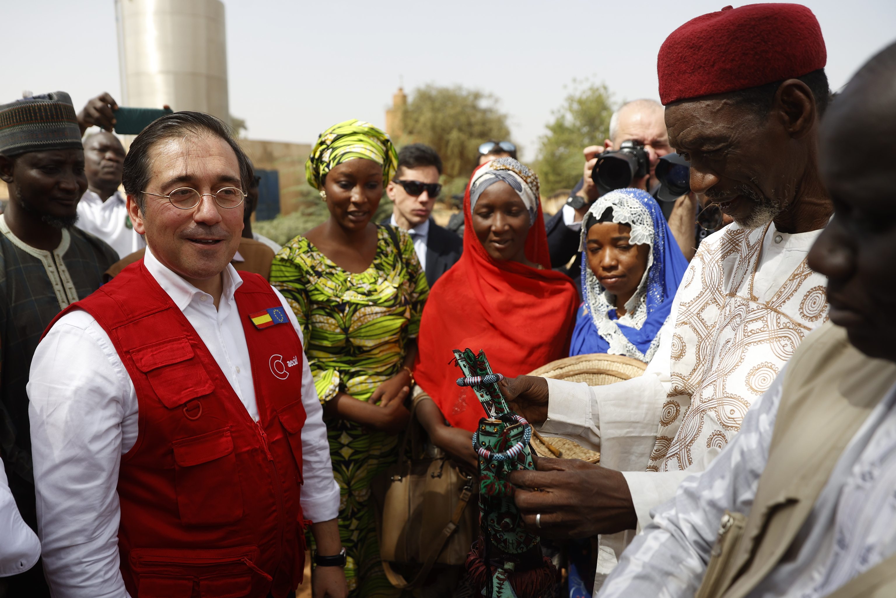José Manuel Albares, este miércoles, visita la aldea de Ganguel, en Níger, dentro de su gira por África.