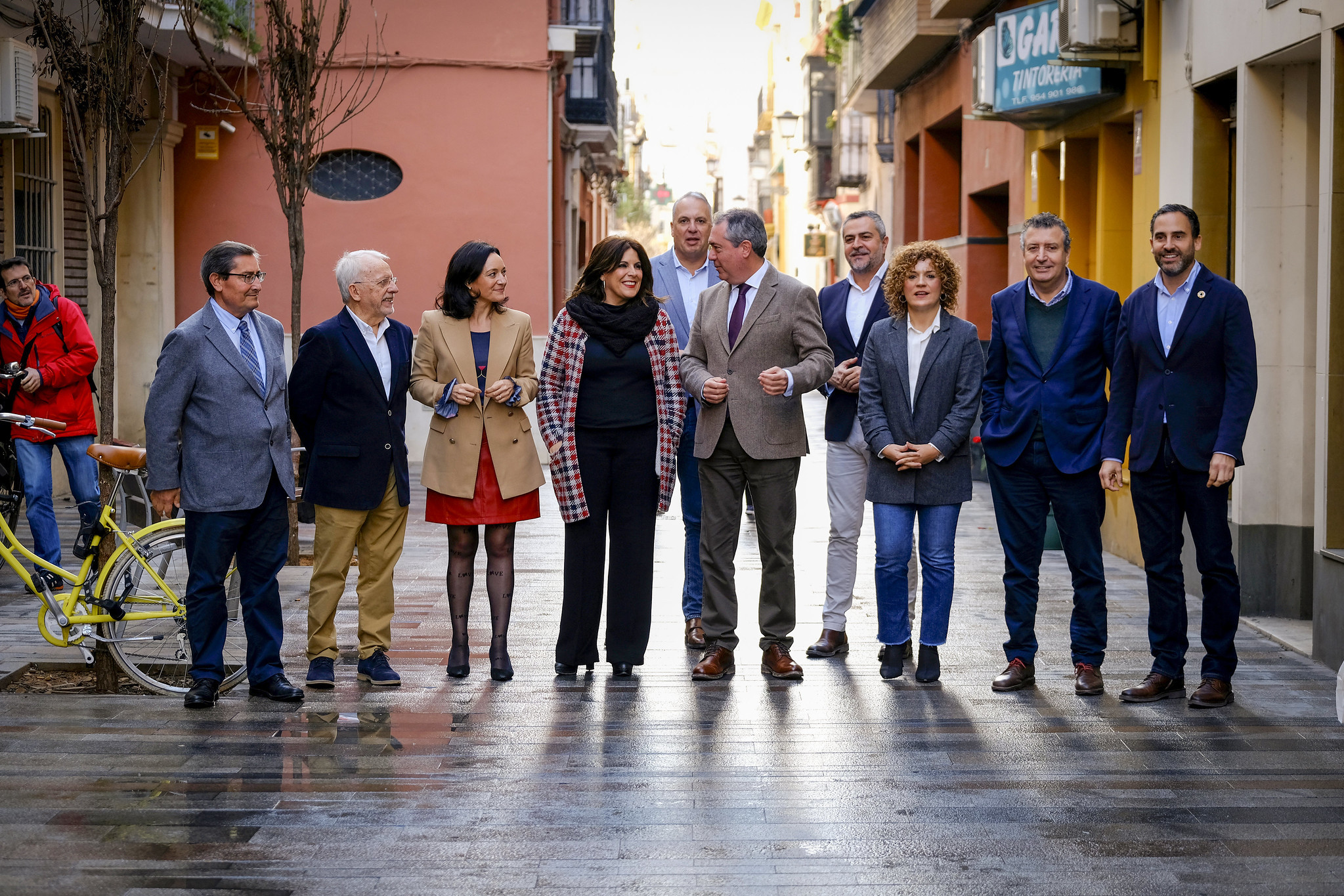 El secretario general del PSOE andaluz, Juan Espadas, con Manuel Pezzi, ngeles Ferriz y los secretarios provinciales del partido en la calle San Vicente.