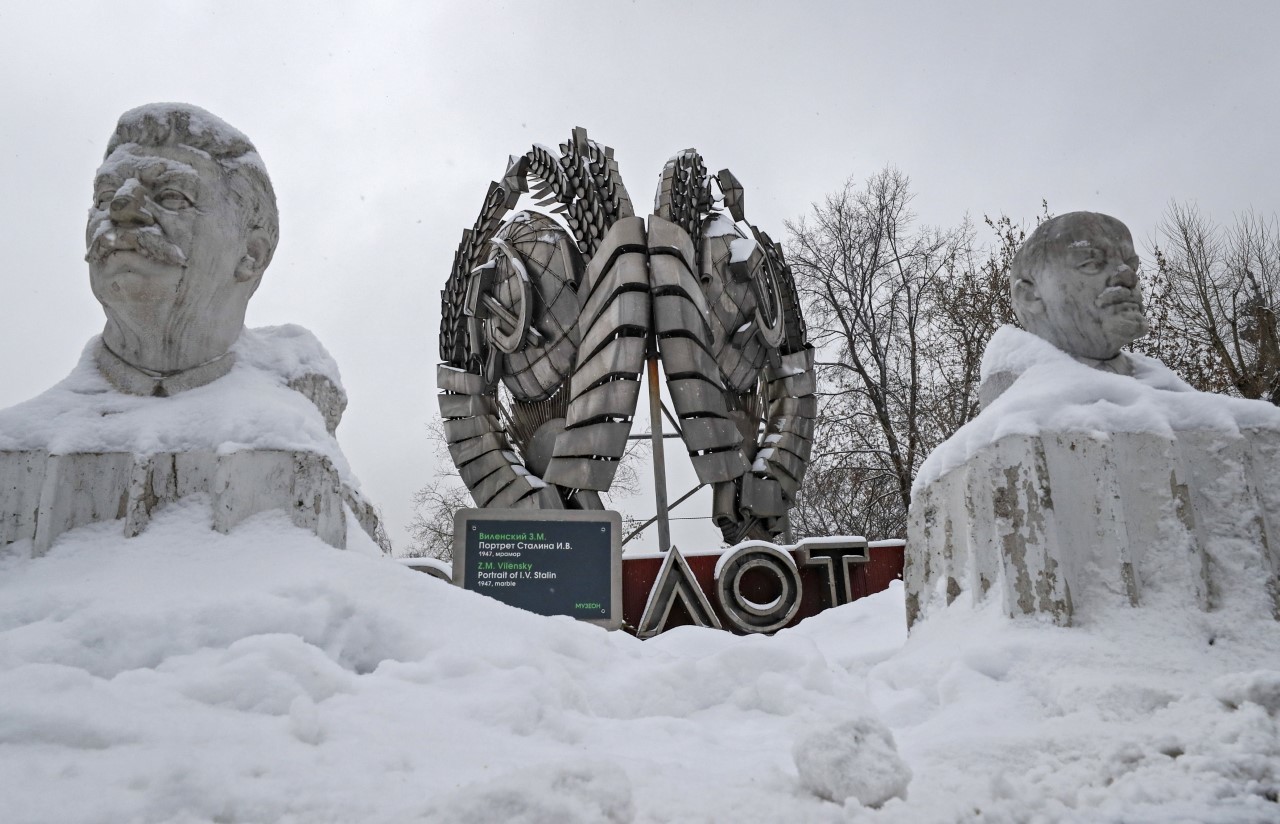 Nieve en las estatuas de Stalin y Lenin en Moscú, que sufre una gran ola de frío