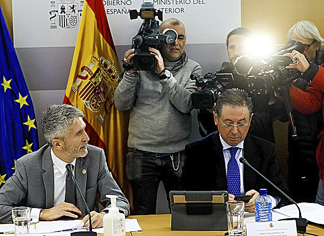 El ministro del Interior, Fernando Grande-Marlaska (izda.), y el director general de Coordinación