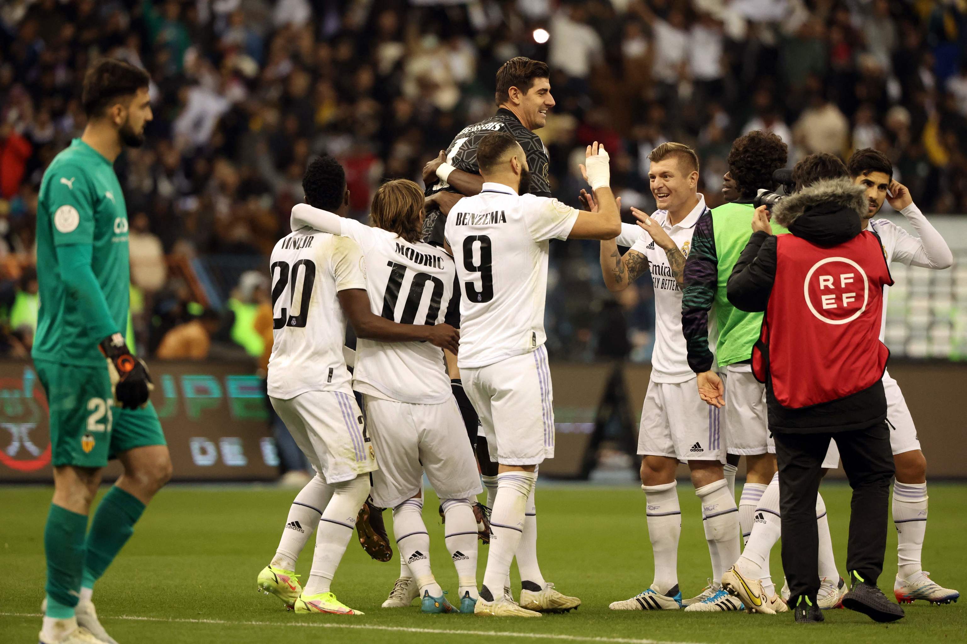 Los jugadores del Madrid celebran el pase a la final.