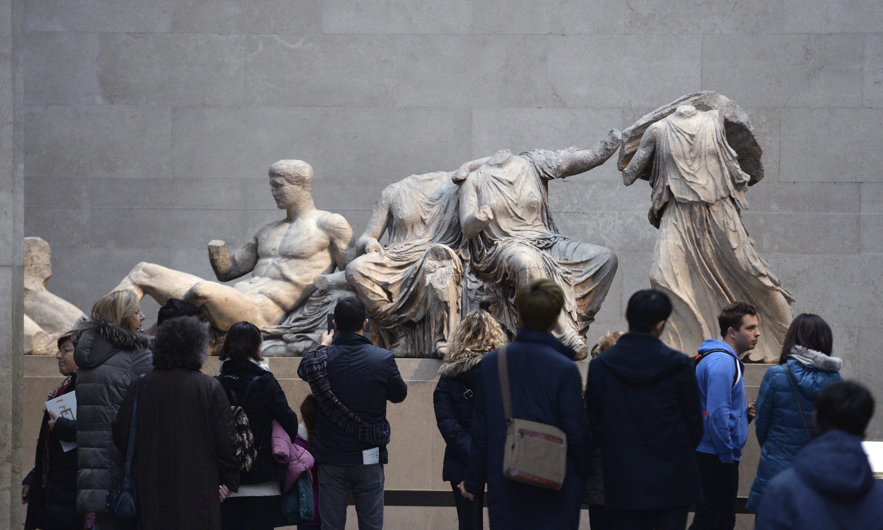 Visitates del British Museum ante algunos mrmoles del Partenn