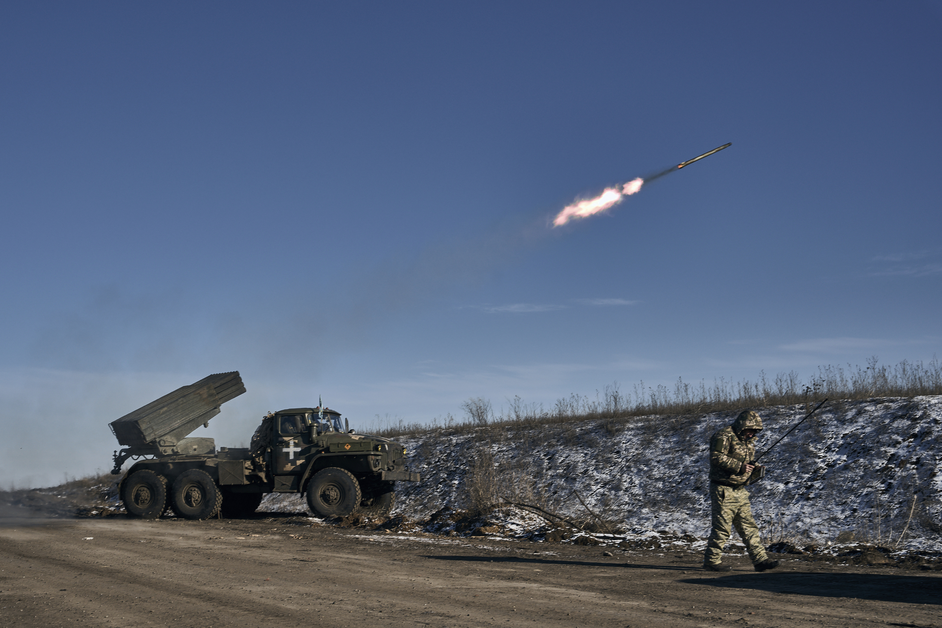 El lanzacohetes mltiple Grad del ejrcito ucraniano dispara cohetes  cerca de Soledar.
