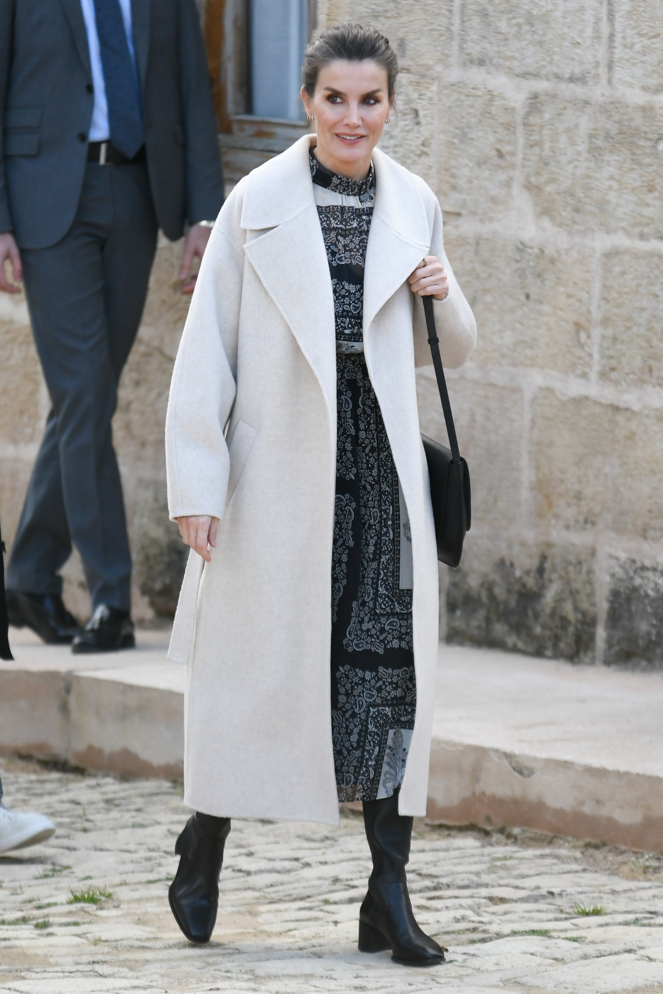 La Reina en Menorca con un vestido de rebajas de Mango.