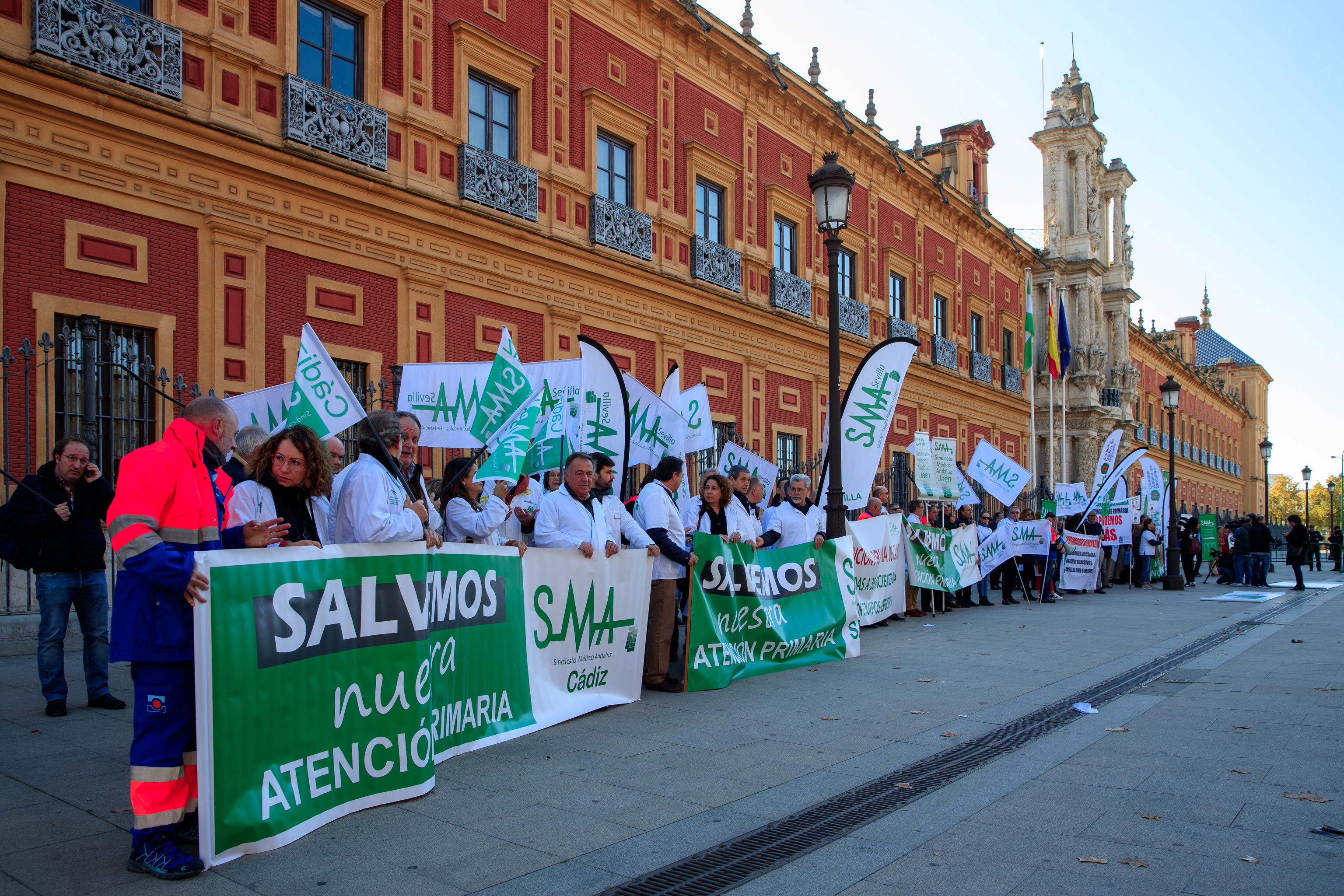 Mdicos protestan este jueves ante el Palacio de San Telmo, sede de la Presidencia de la Junta.