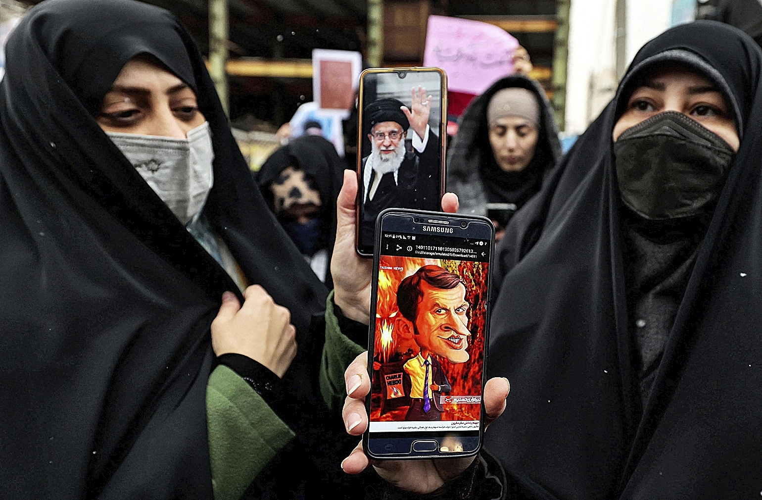 Mujeres iranes se manifiestan frente a la embajada de Francia en Tehern.