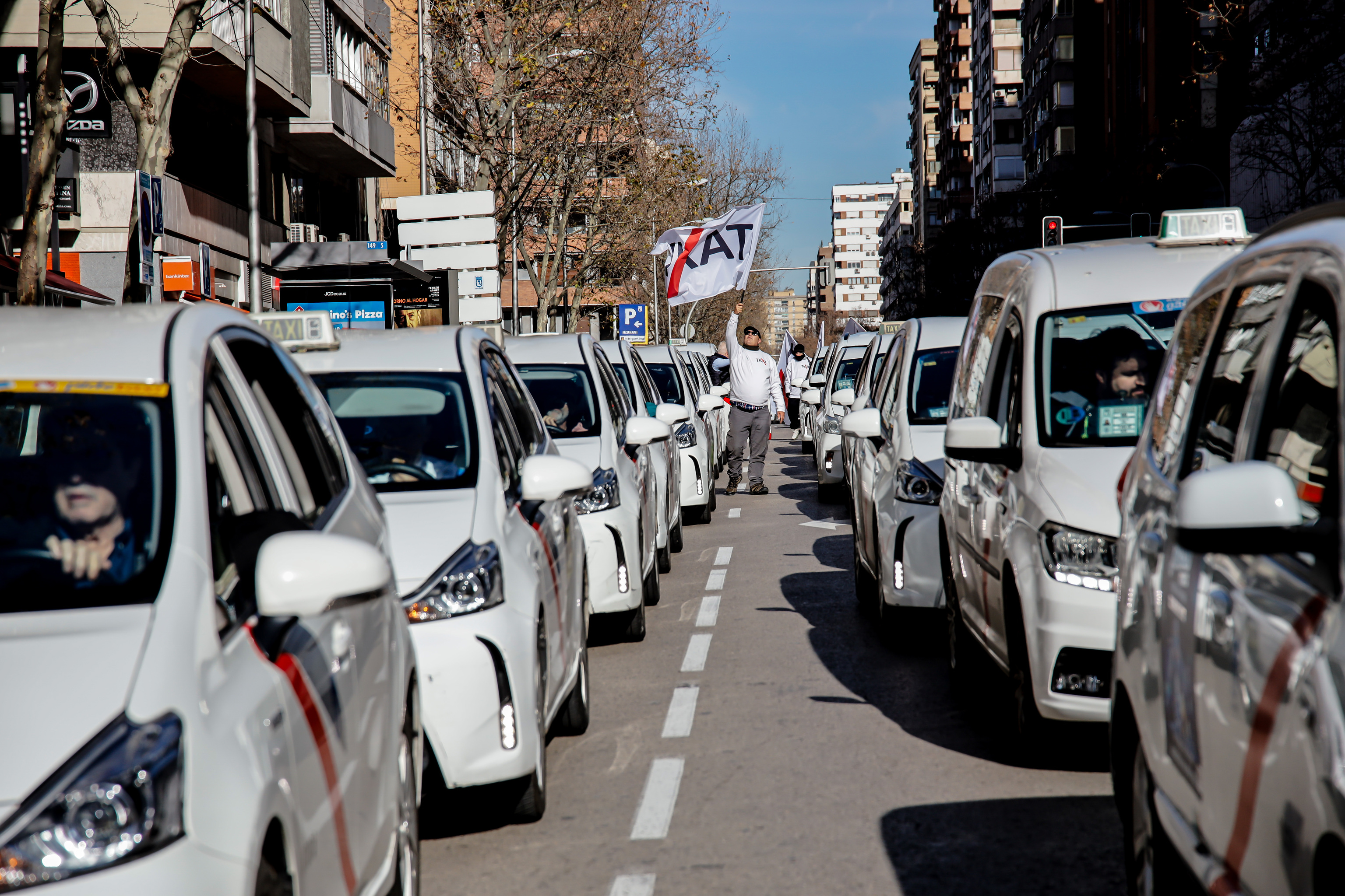 Decenas de taxis participan una marcha de la Federacin Profesional del Taxi de Madrid (FPTM) para protestar contra el nuevo reglamento de la Comunidad de Madrid