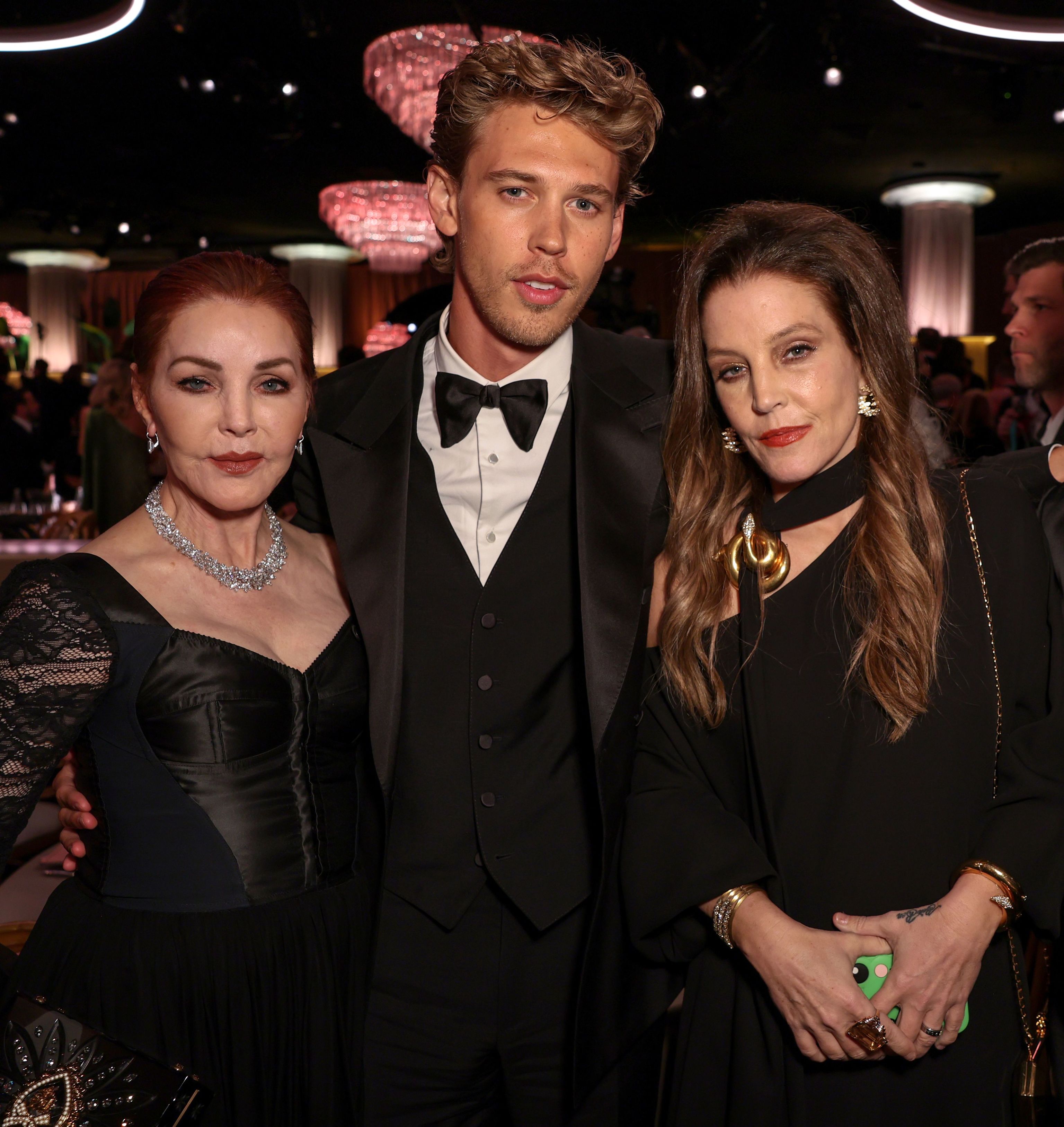 Lisa Marie junto a su madre y el actor Austin Butler el pasado martes en los Globos de Oro.