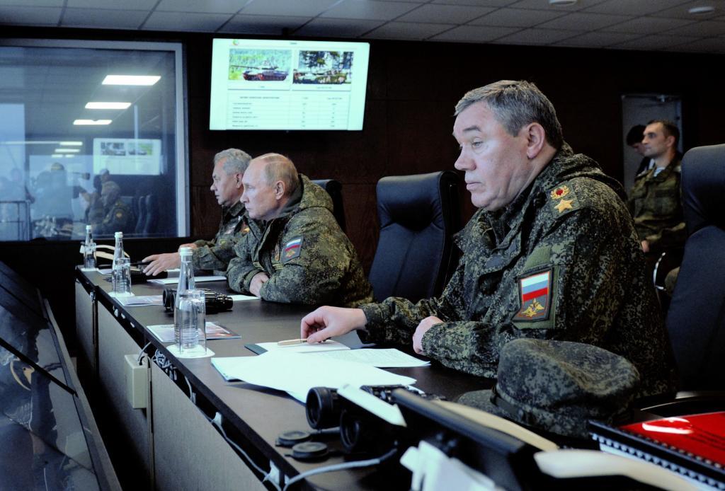 Putin, con su ministro de Defensa, Serguei Shorgu, a su izquierda y el jefe del Estado Mayor, Valeri Guerasimov, a su derecha.