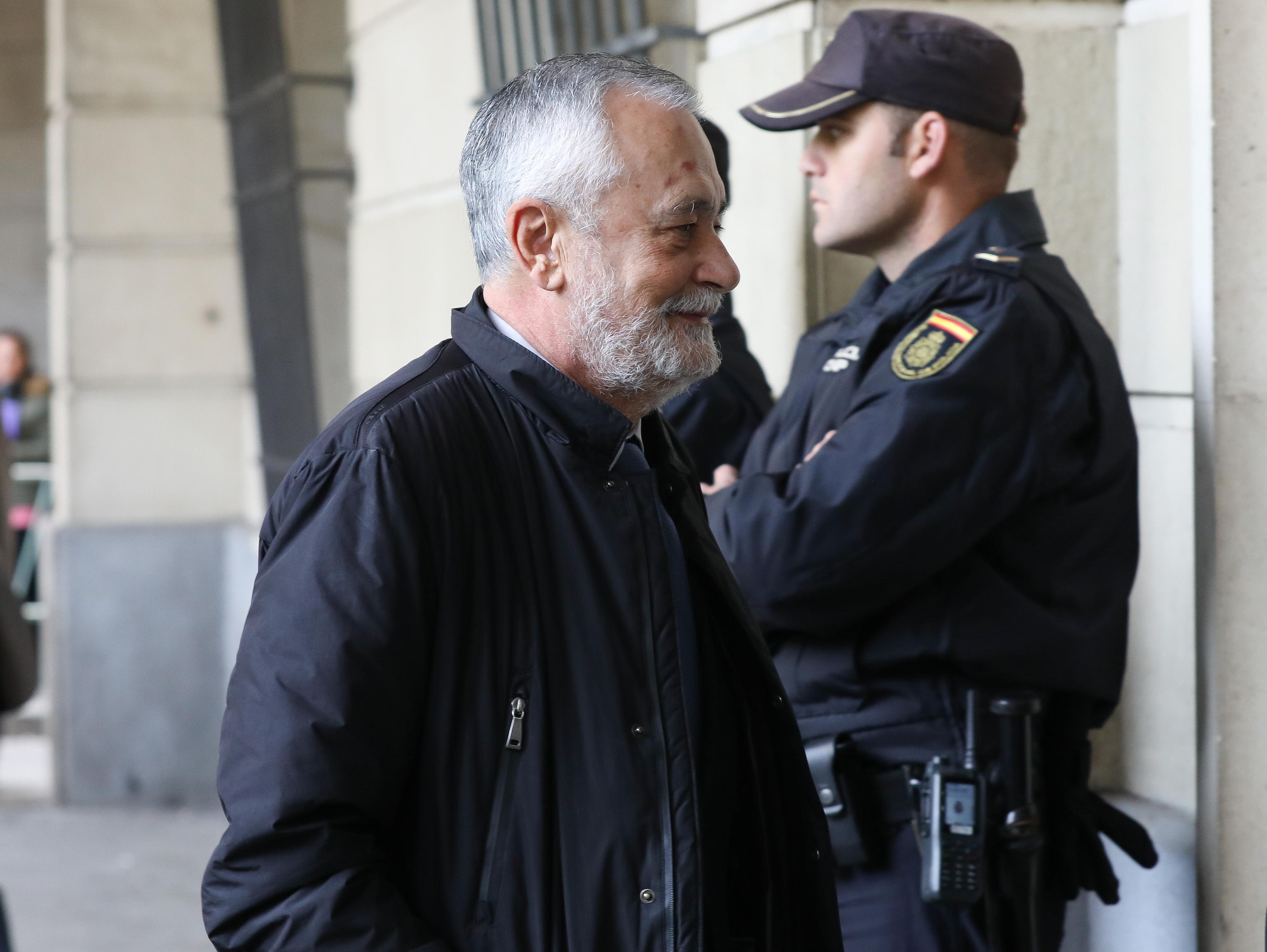 El ex presidente de la Junta Jos Antonio Grin, entra en la sede de la Audiencia de Sevilla.