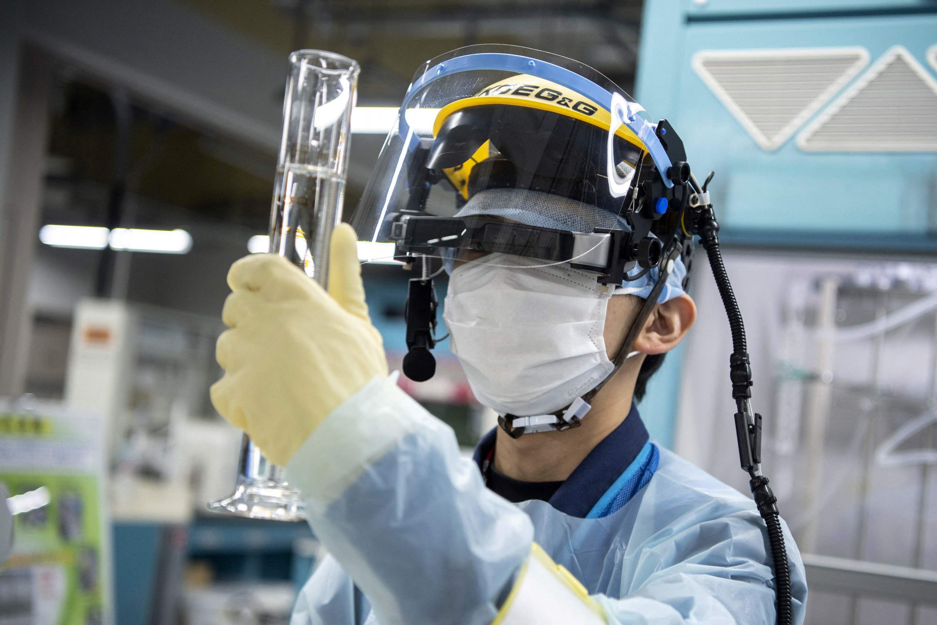 Un científico analiza el agua de los tanques de Fukushima.