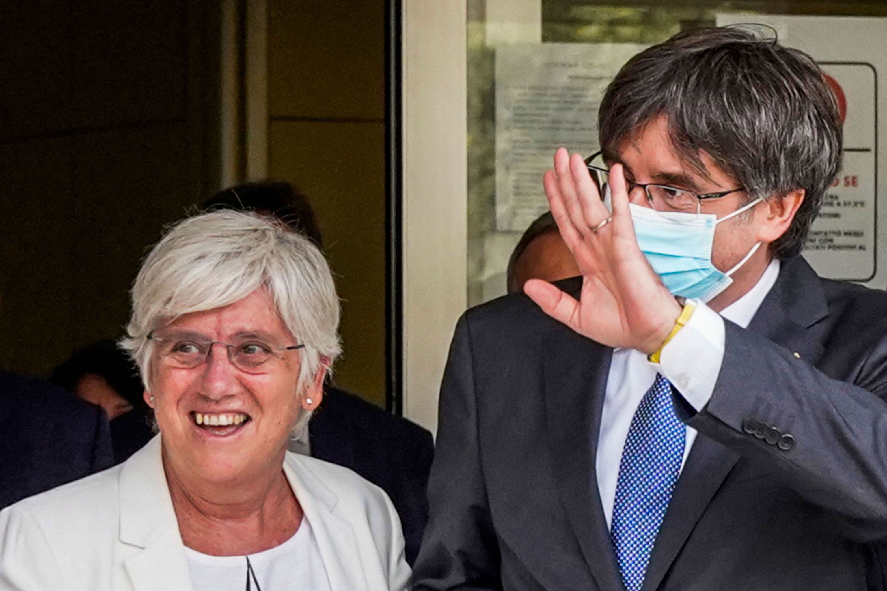 Clara Ponsat, junto a Carles Puigdemont, tras abandonar los juzgados de Sassari (Cerdea) en 2021.
