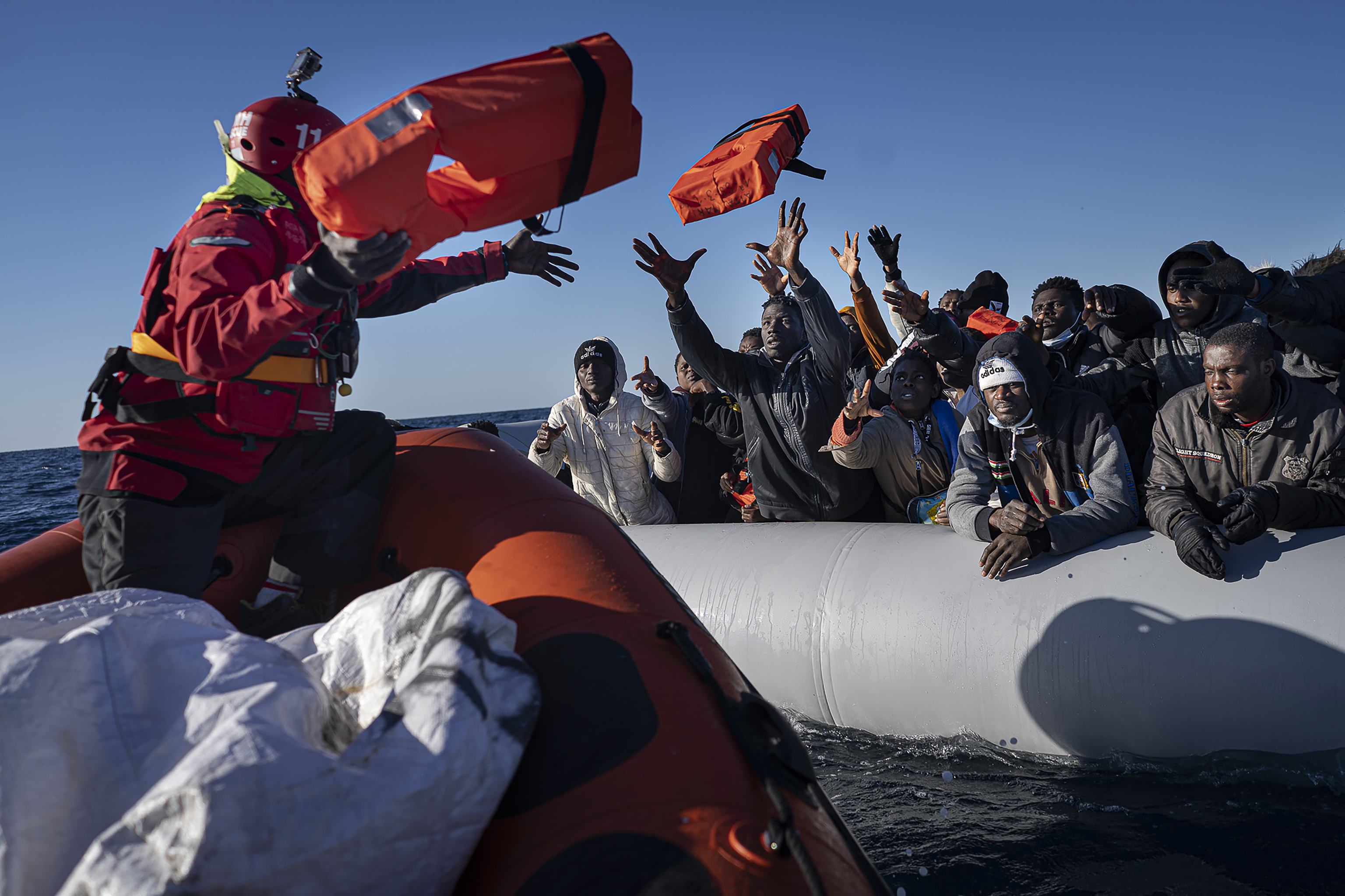 Migrantes son rescatados por la ONG Aita Mary, en el Mediterrneo.