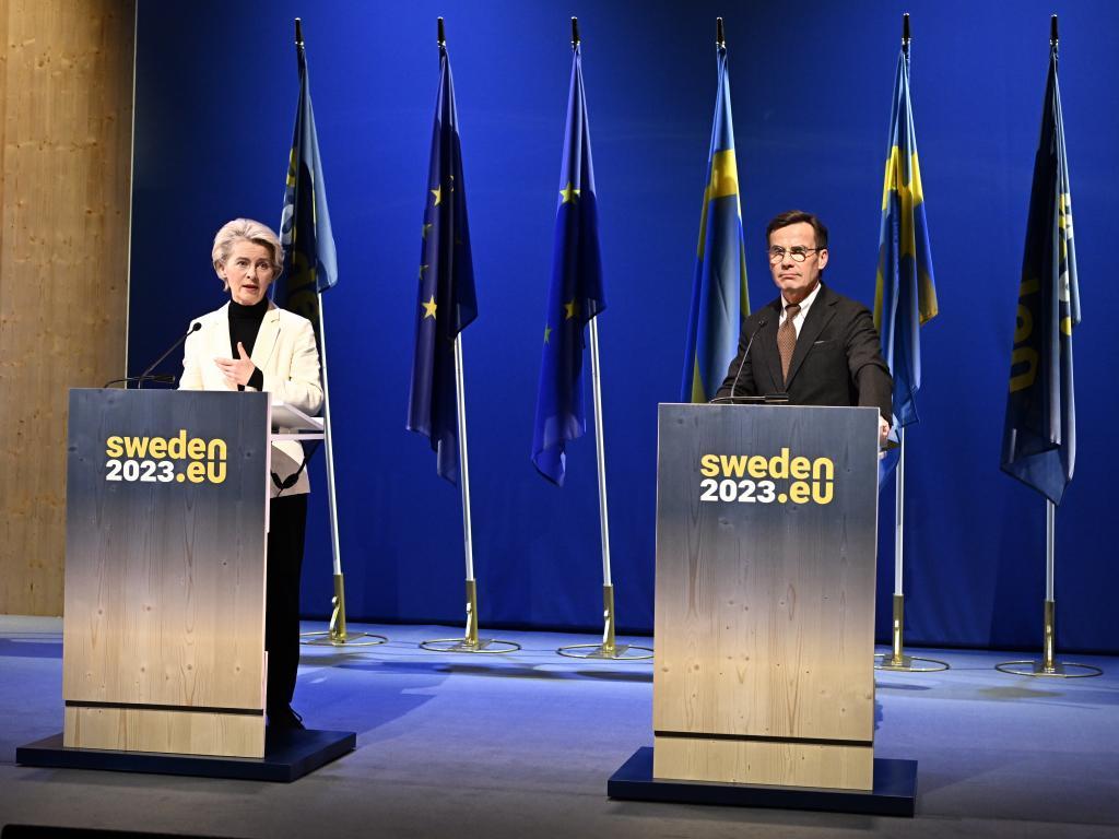 Ursula von der Leyen, junto al primer ministro de Suecia, Ulf Kristersson, este viernes.