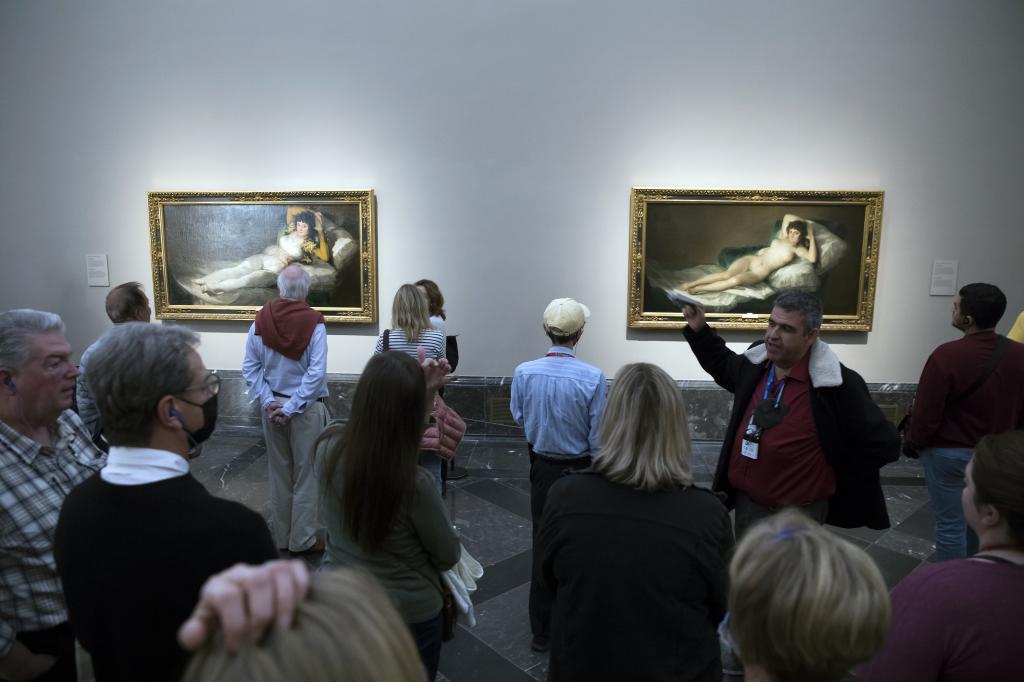 Turistas visitando el museo de El Prado.