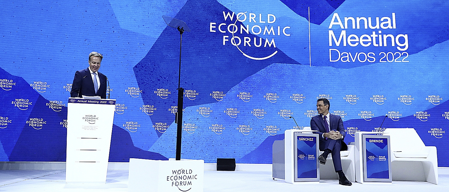 El presidente del Foro de Davos, Borge Brende, y Pedro Sánchez en la edición de 2022