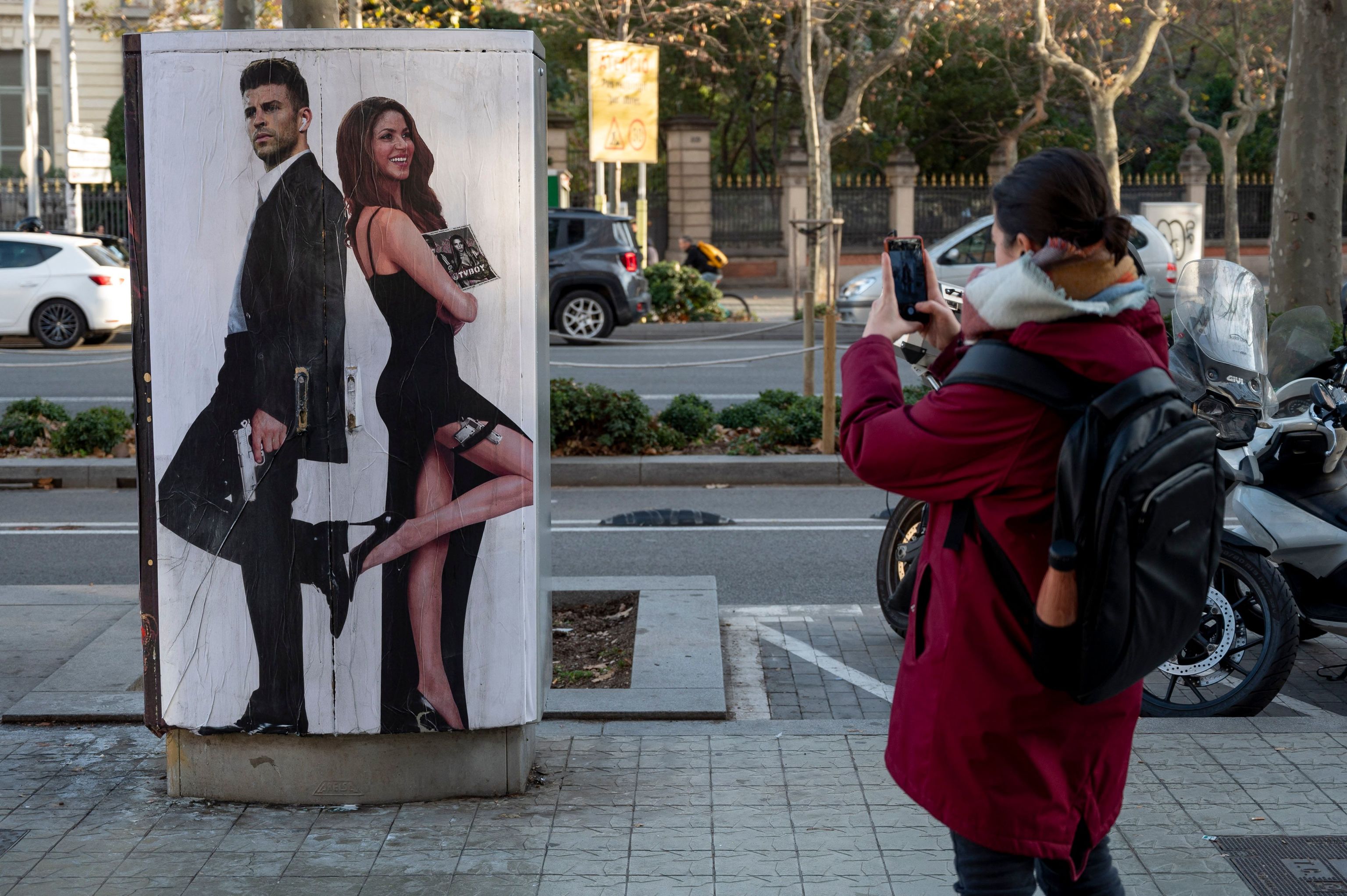 Mural en Barcelona con Gerard Piqu Shakira como Brad Pitt y Angelina Jolie en 'Mr and Mrs Smith'.