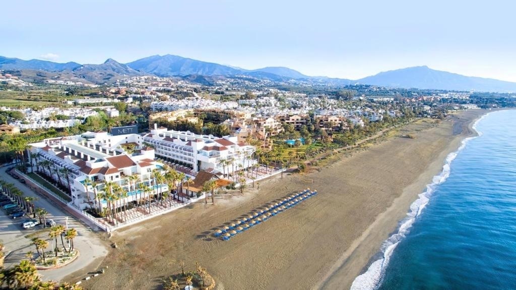 Primera lnea de playa en la localidad malaguea de Estepona, en la Costa del Sol, con establecimientos hoteleros, como el METTMarbella Estepona,  y tursticos en primer trmino.
