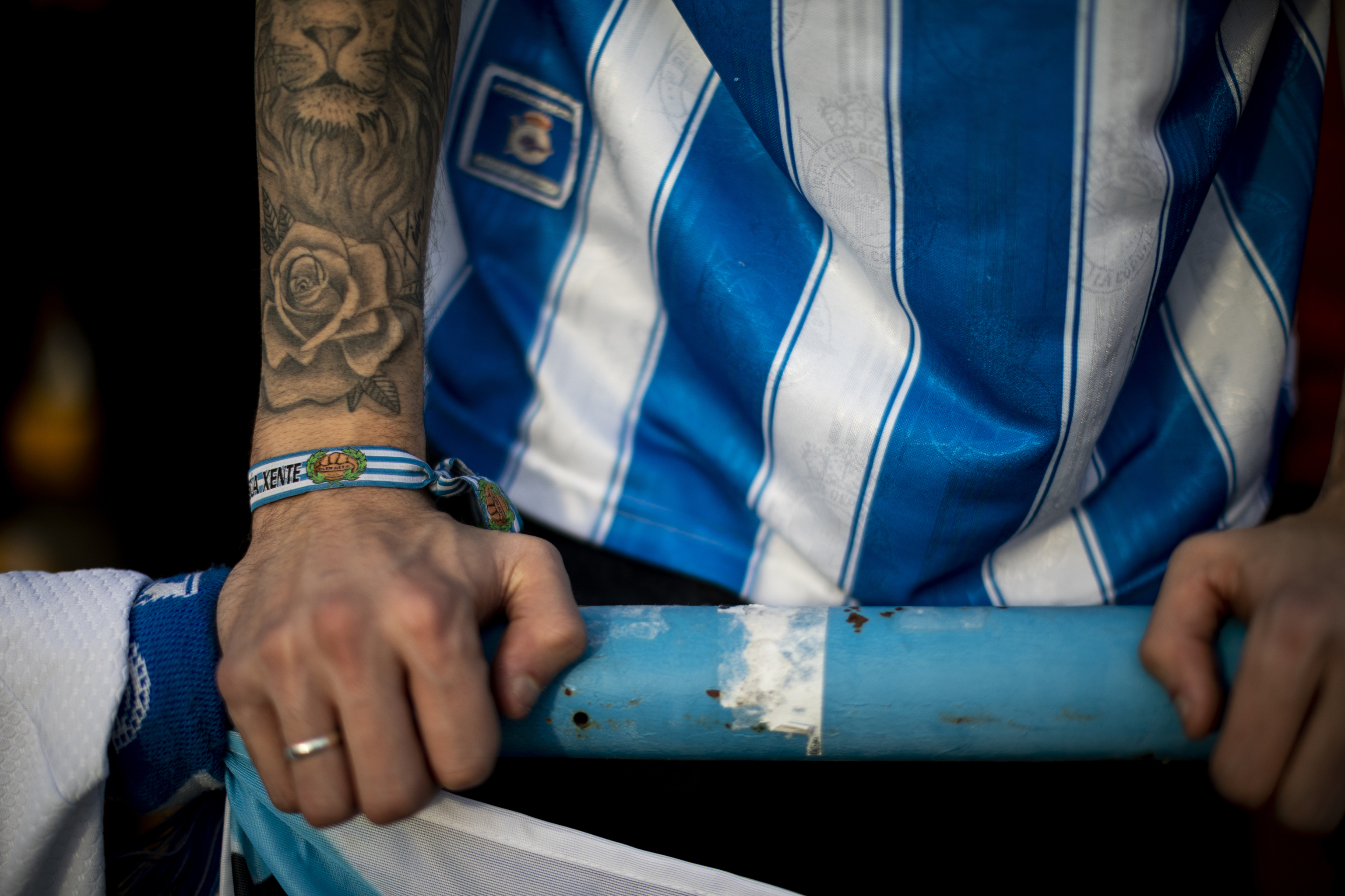 Un hincha del Deportivo, con su pulsera.