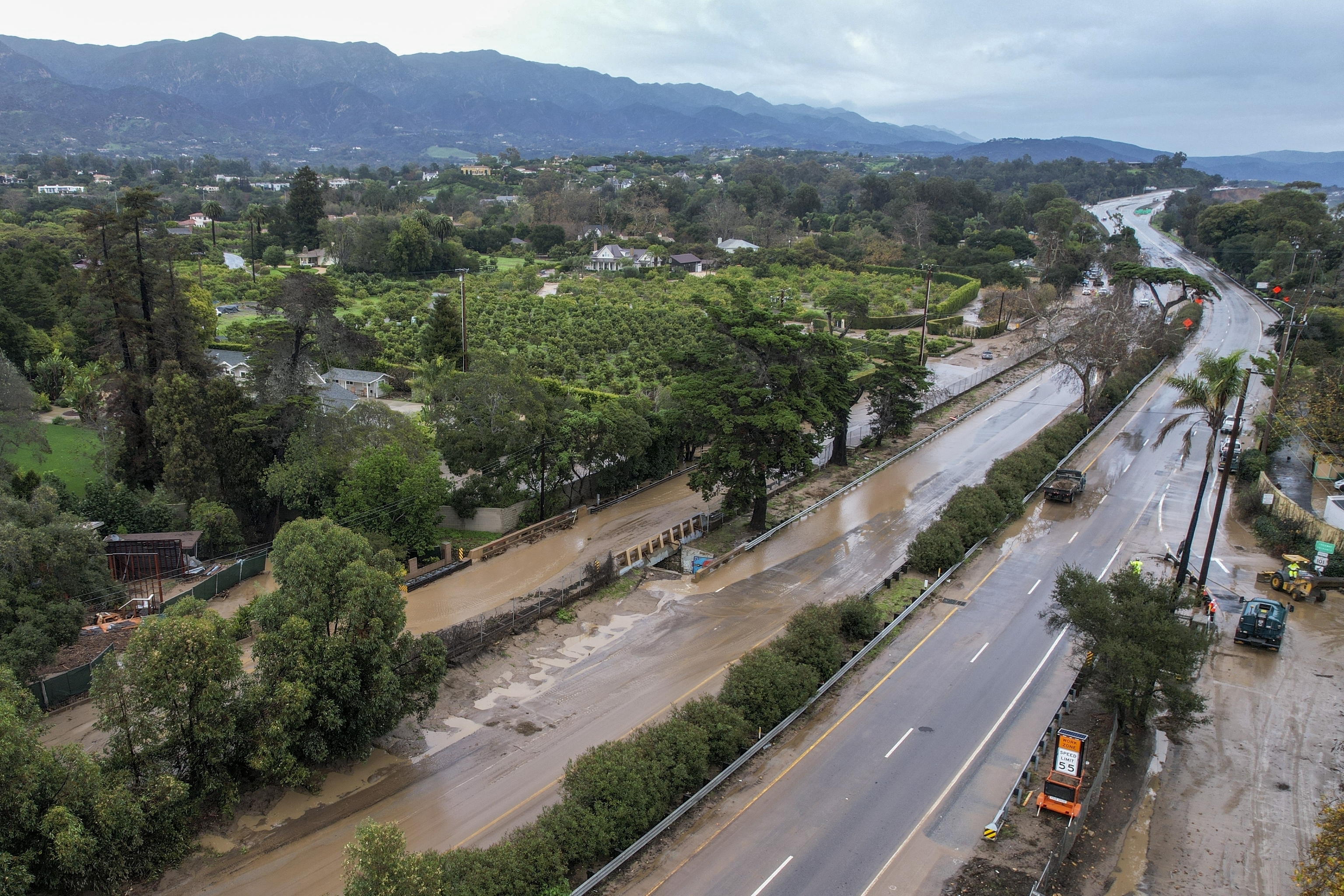 Un arroyo inunda parte de una carretera en Montecito, California.