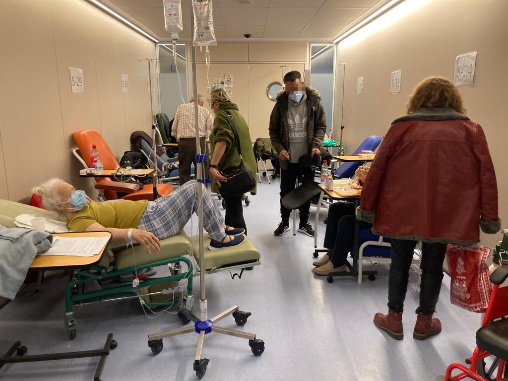 Varios enfermos en sillones en las ugencias del Hospital de Fuenlabrada.