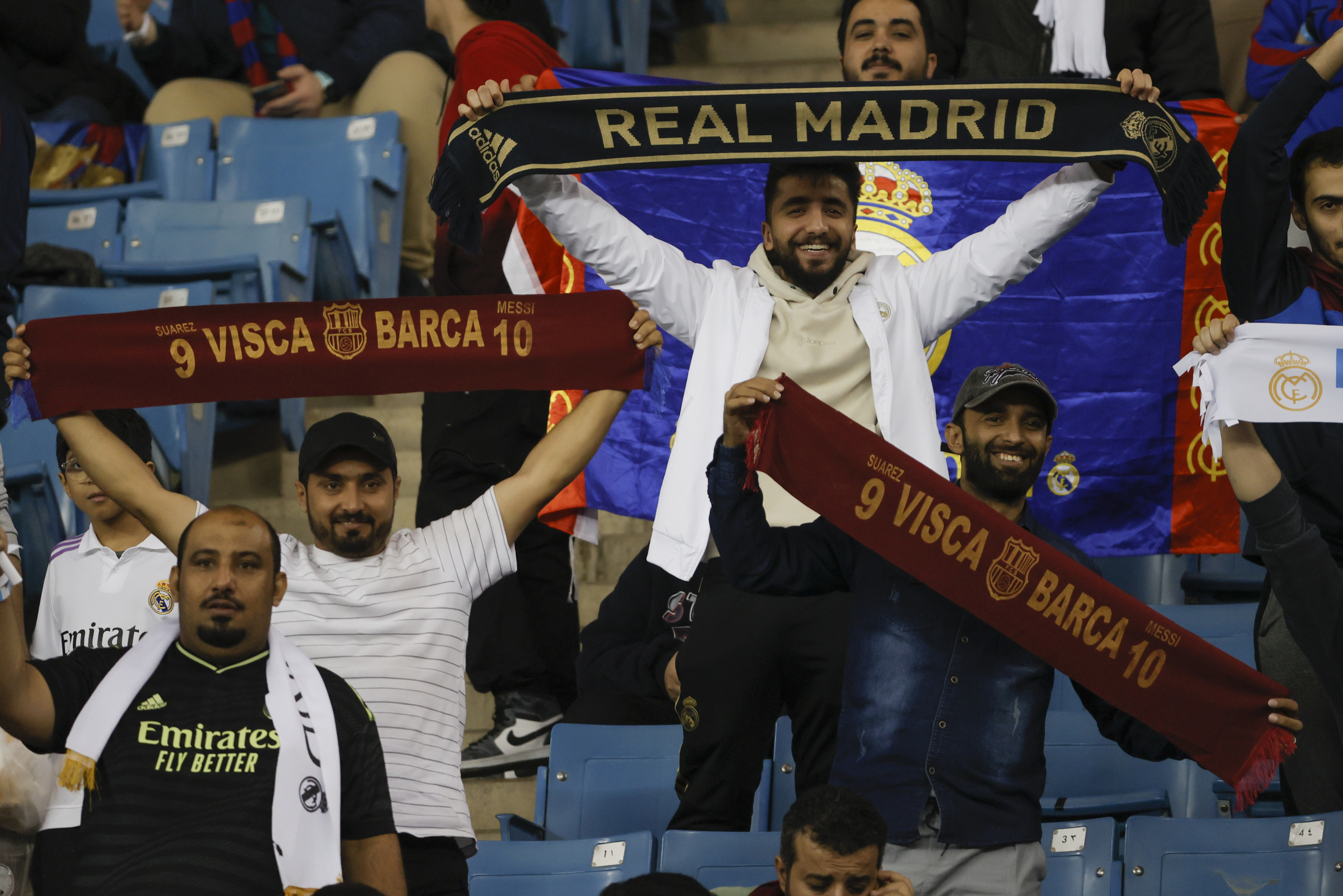Aficionados del Real Madrid y del Barça en el stand del Rey Fahd.